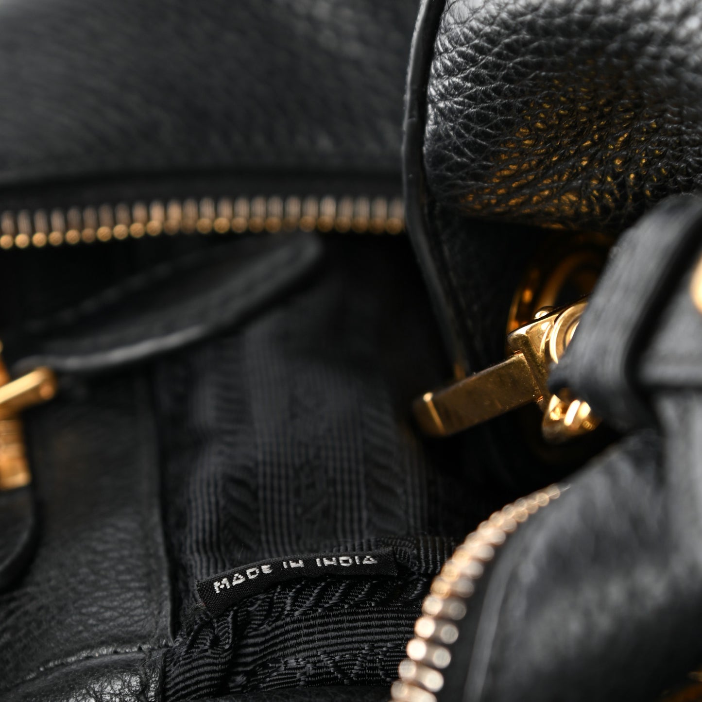 Vitello Daino Zippered Messenger Hobo Black