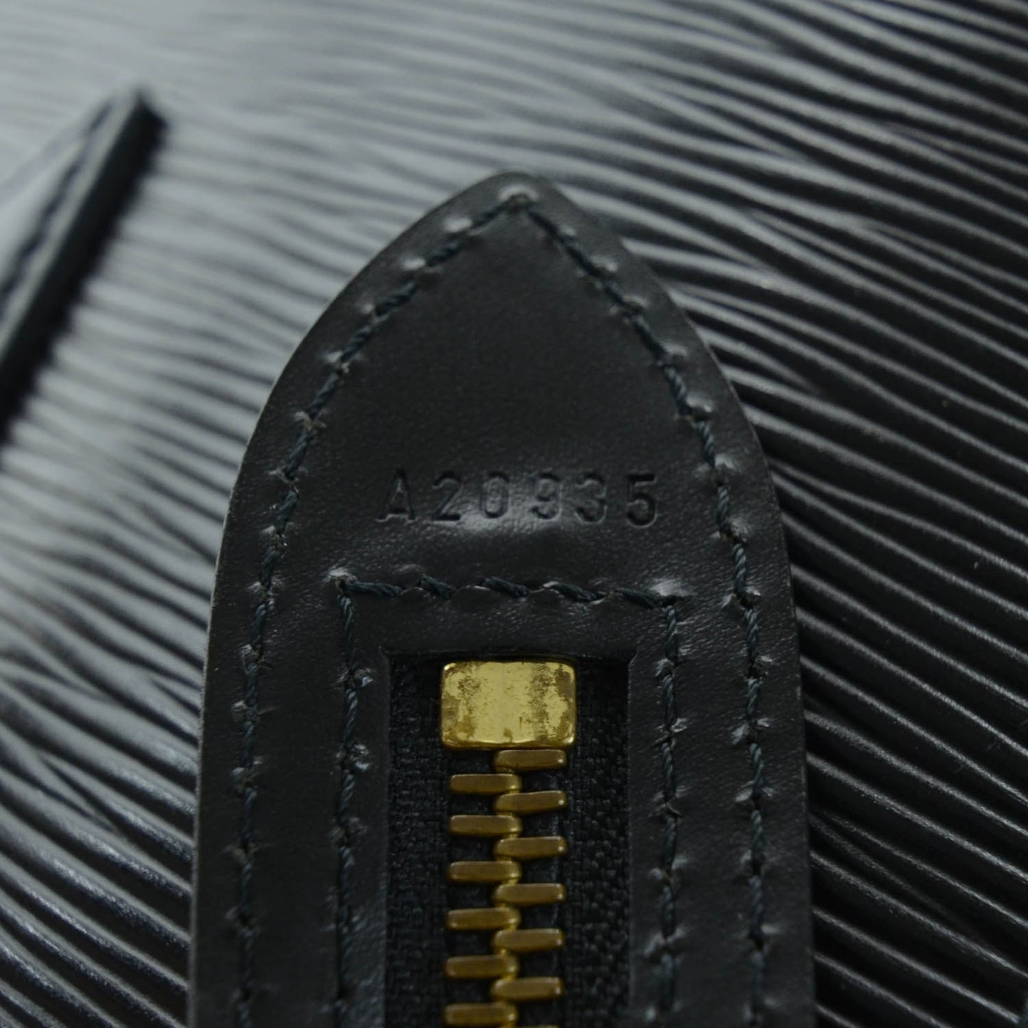 Epi Saint Jacques PM Long Straps Black