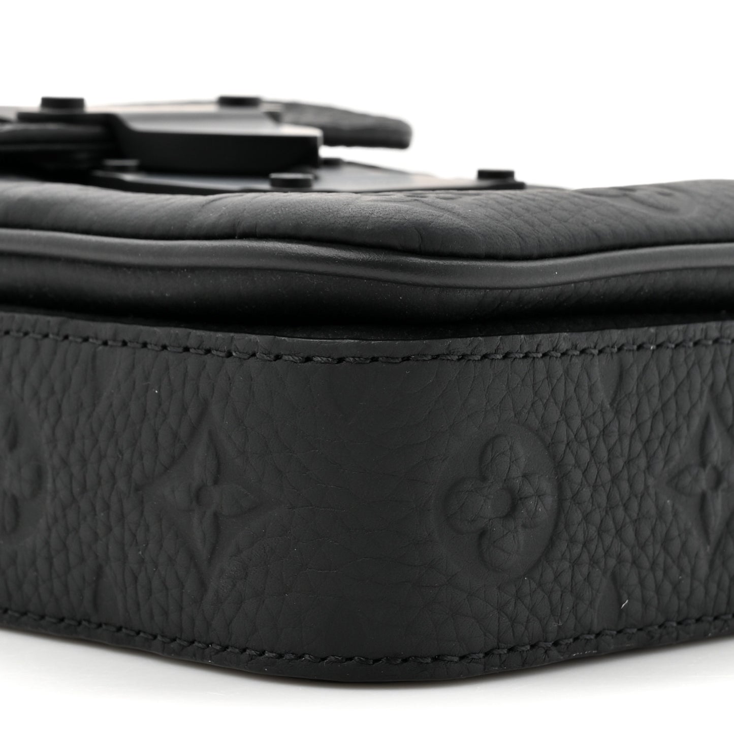 Taurillon Monogram S Lock Wearable Wallet Black