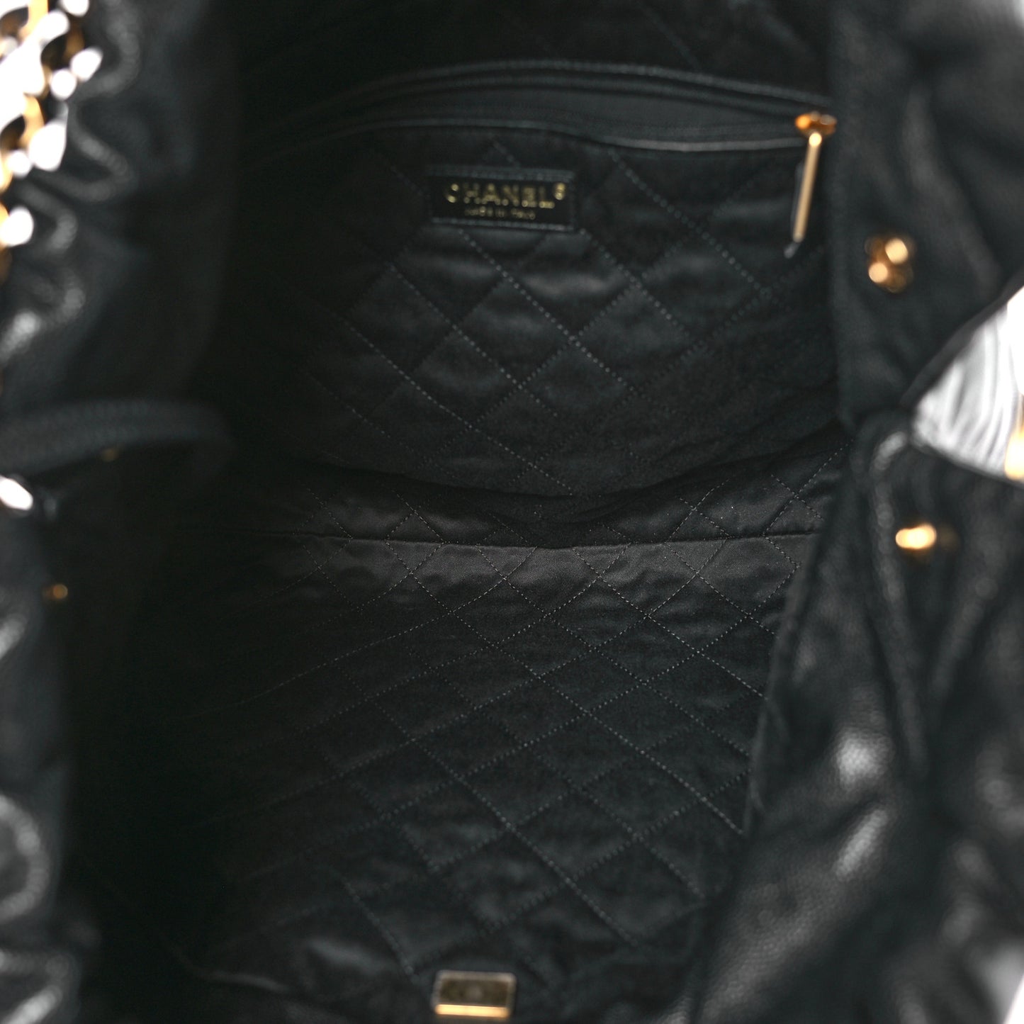Shiny Caviar Quilted Monochrome 22 Black