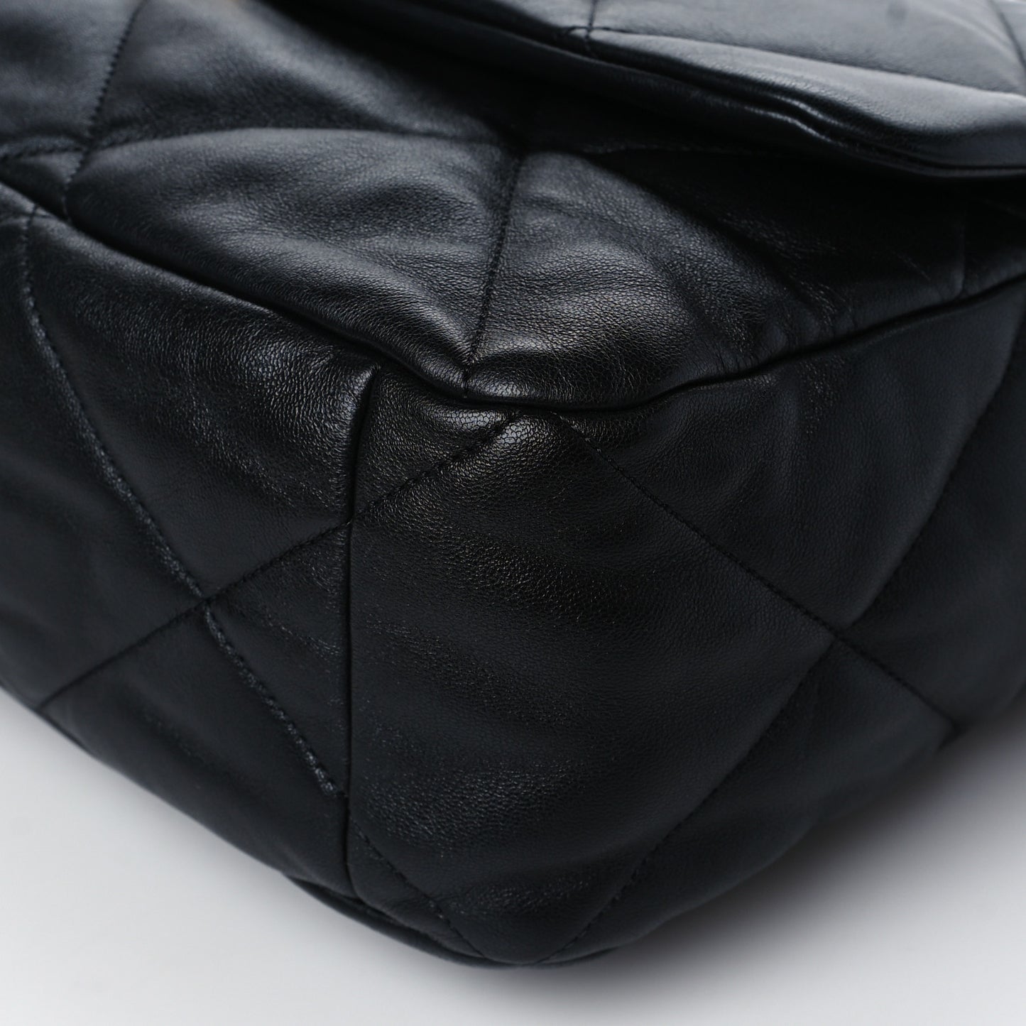 Lambskin Quilted Maxi Chanel 19 Flap Black