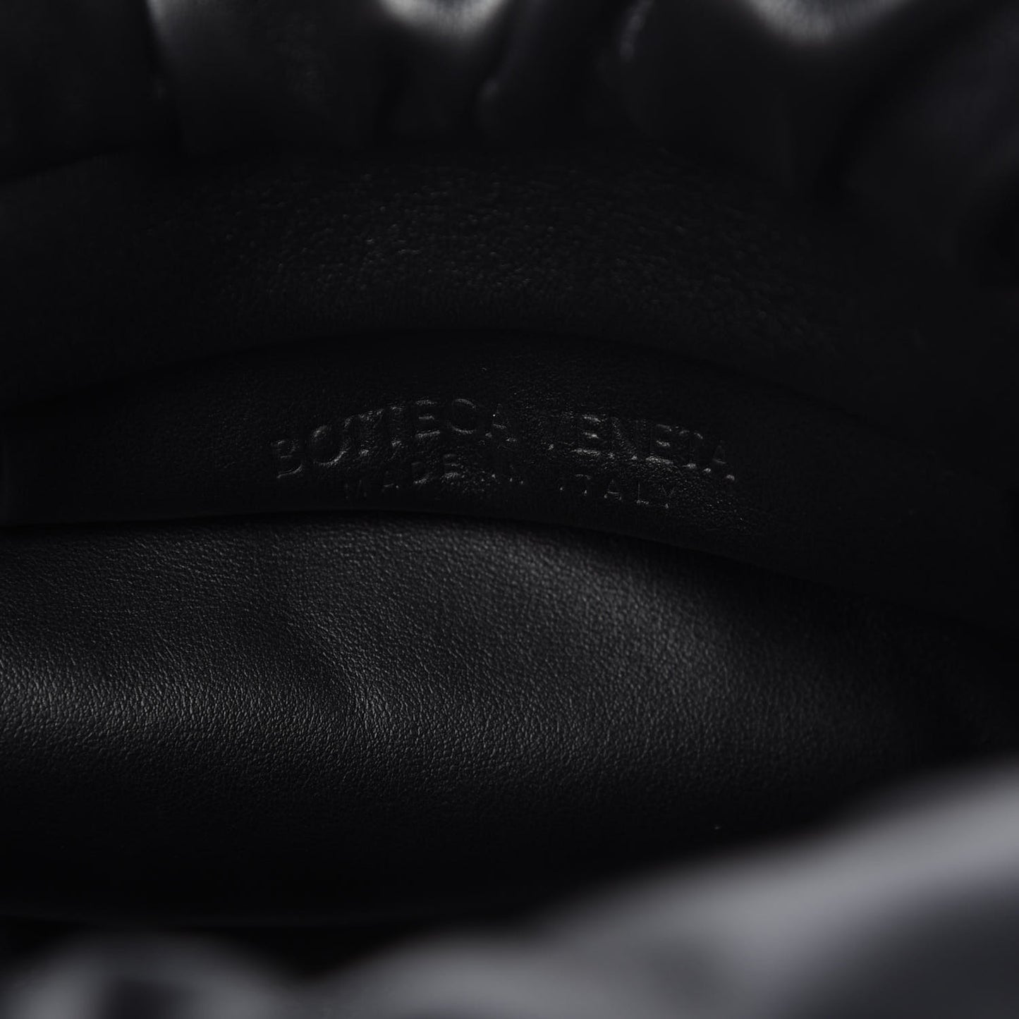 Calfskin The Pouch Chain Black