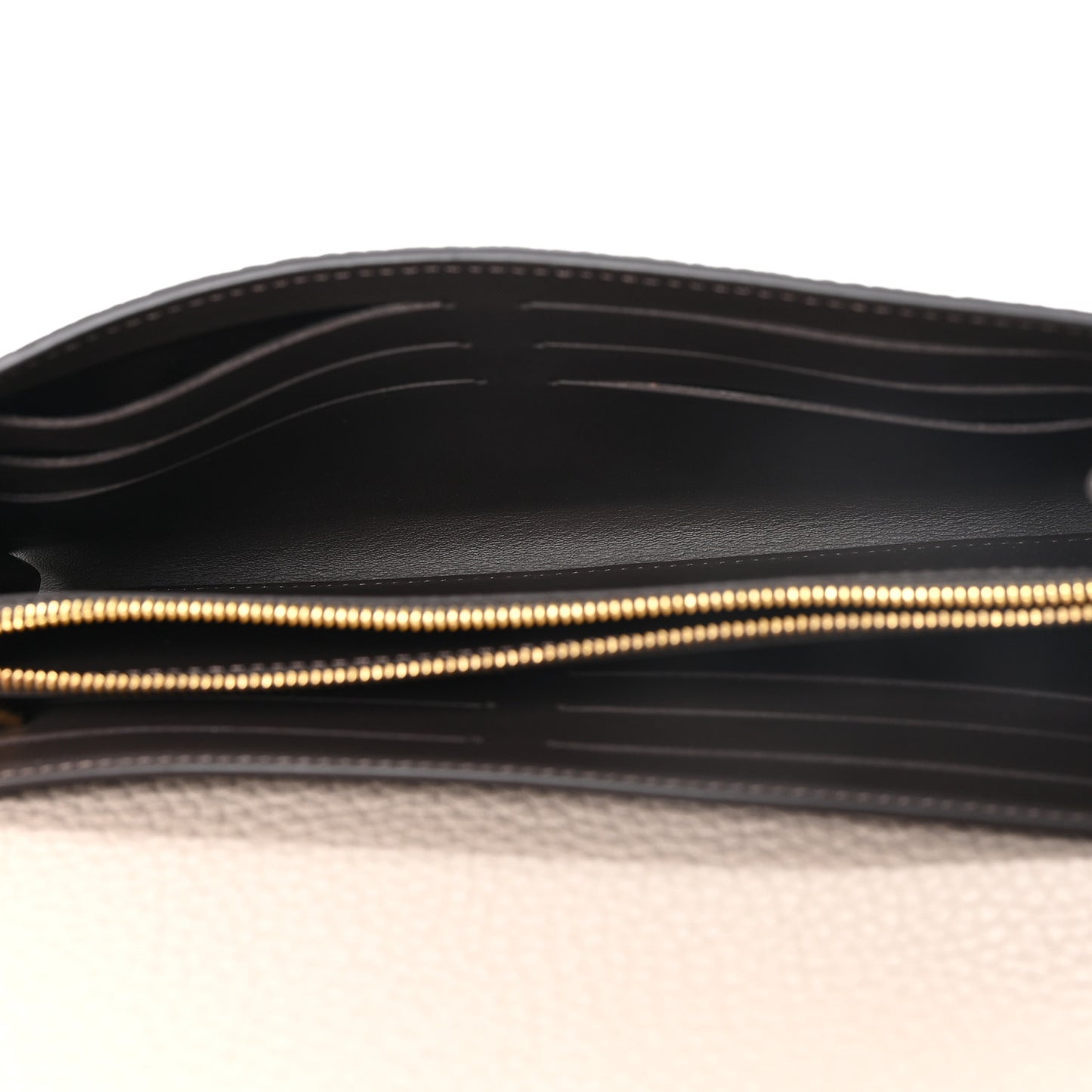 Taurillon Capucines Wallet Galet
