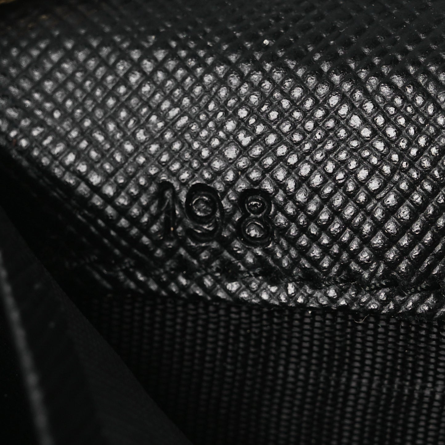 Saffiano Metal Oro Chain Wallet Black