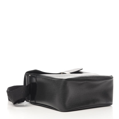 Louis Vuitton Taiga Yaranga Camera Bag Black 4 of 9