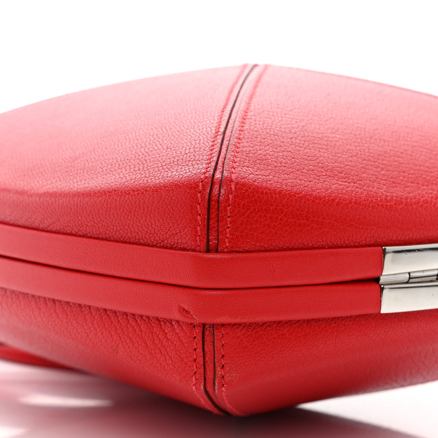 Chevre Chamkila Clou Medor Clutch Rouge De Coeur