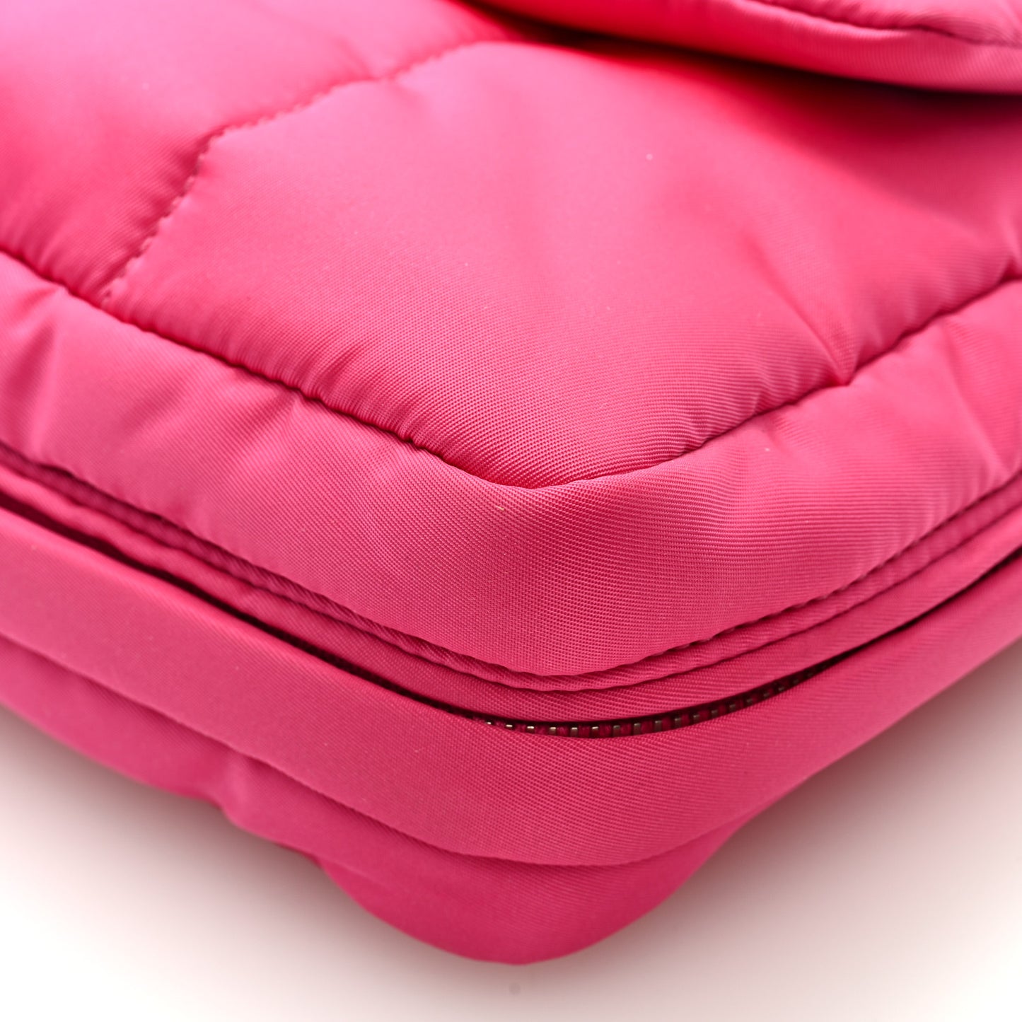 Tessuto Nylon Bomber Sound Chain Flap Shoulder Bag Fuxia