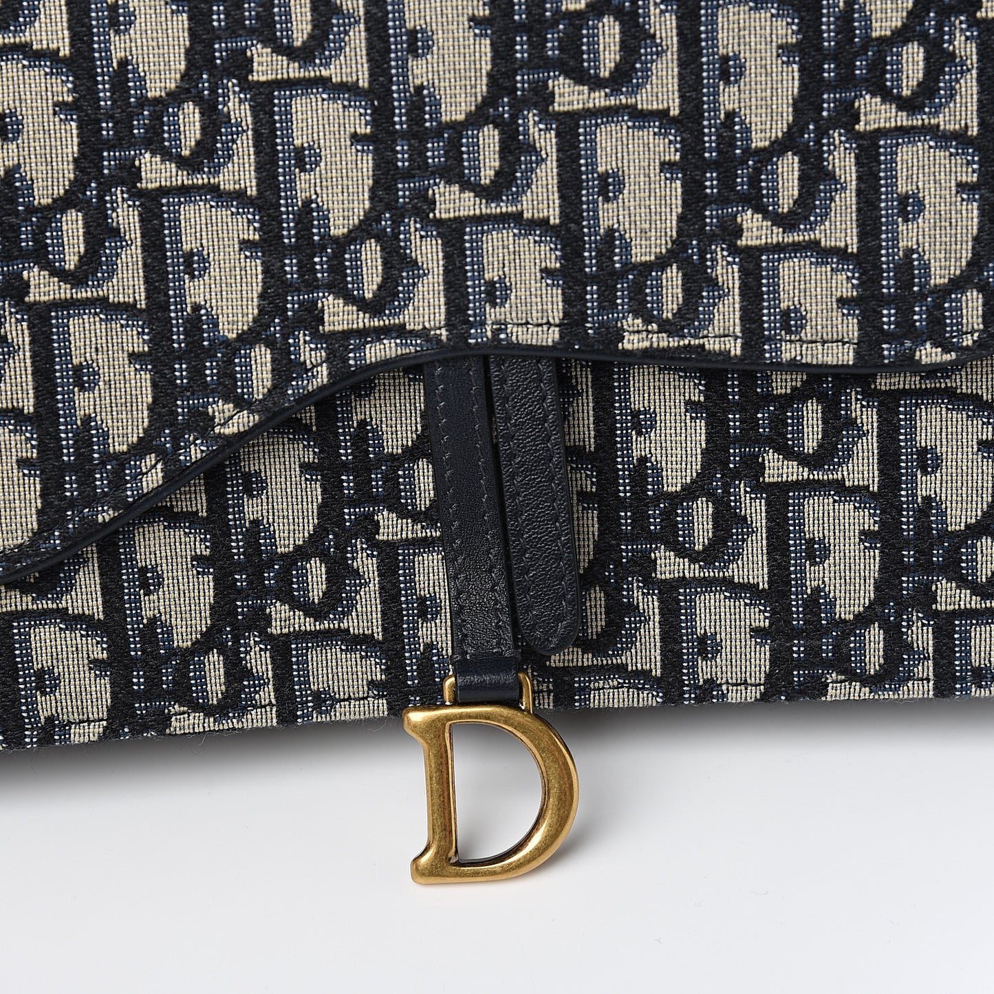 Oblique Saddle Chain Pouch Blue
