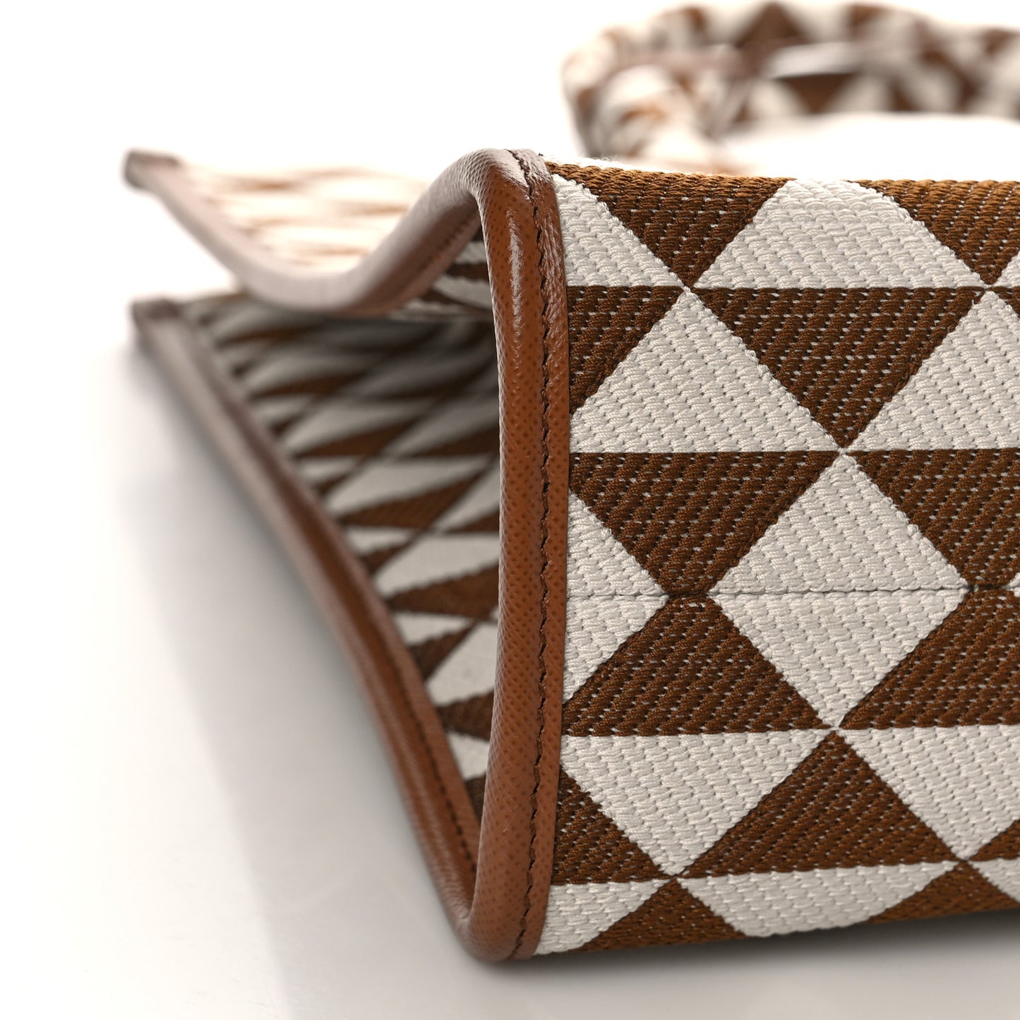 Jacquard Saffiano Triangolo Symbole Embroidered Large Tote Tobacco Talco