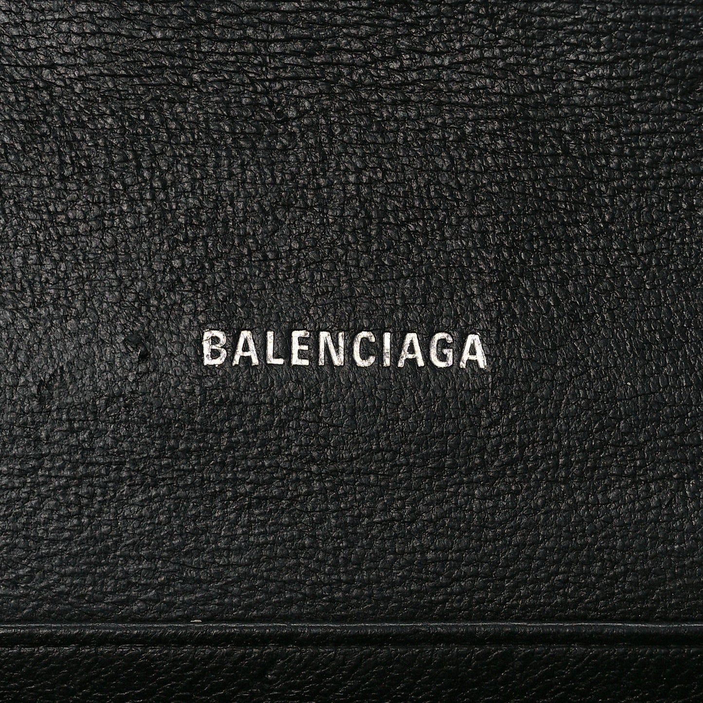 Grained Calfskin Logo Cash Phone Holder Wallet On Chain Black White