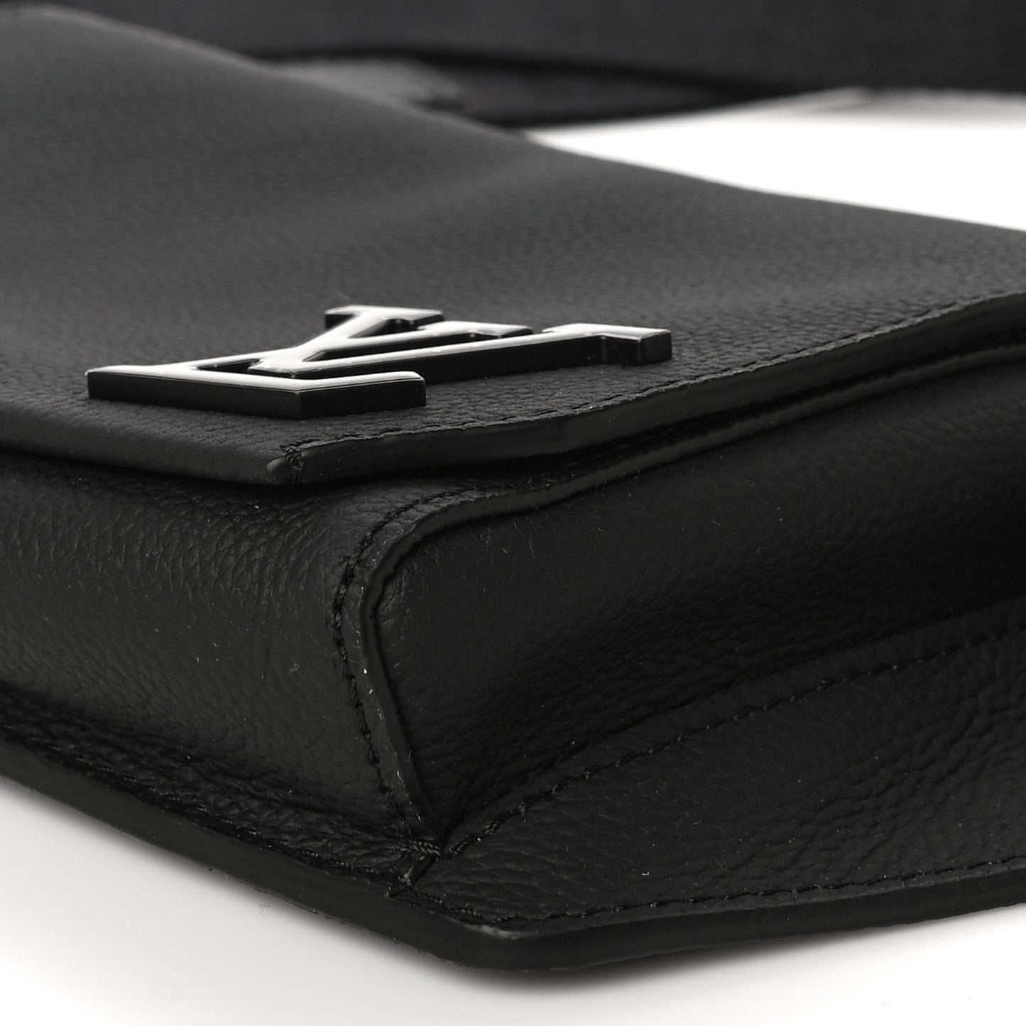 Grained Calfskin Aerogram Slingbag Black