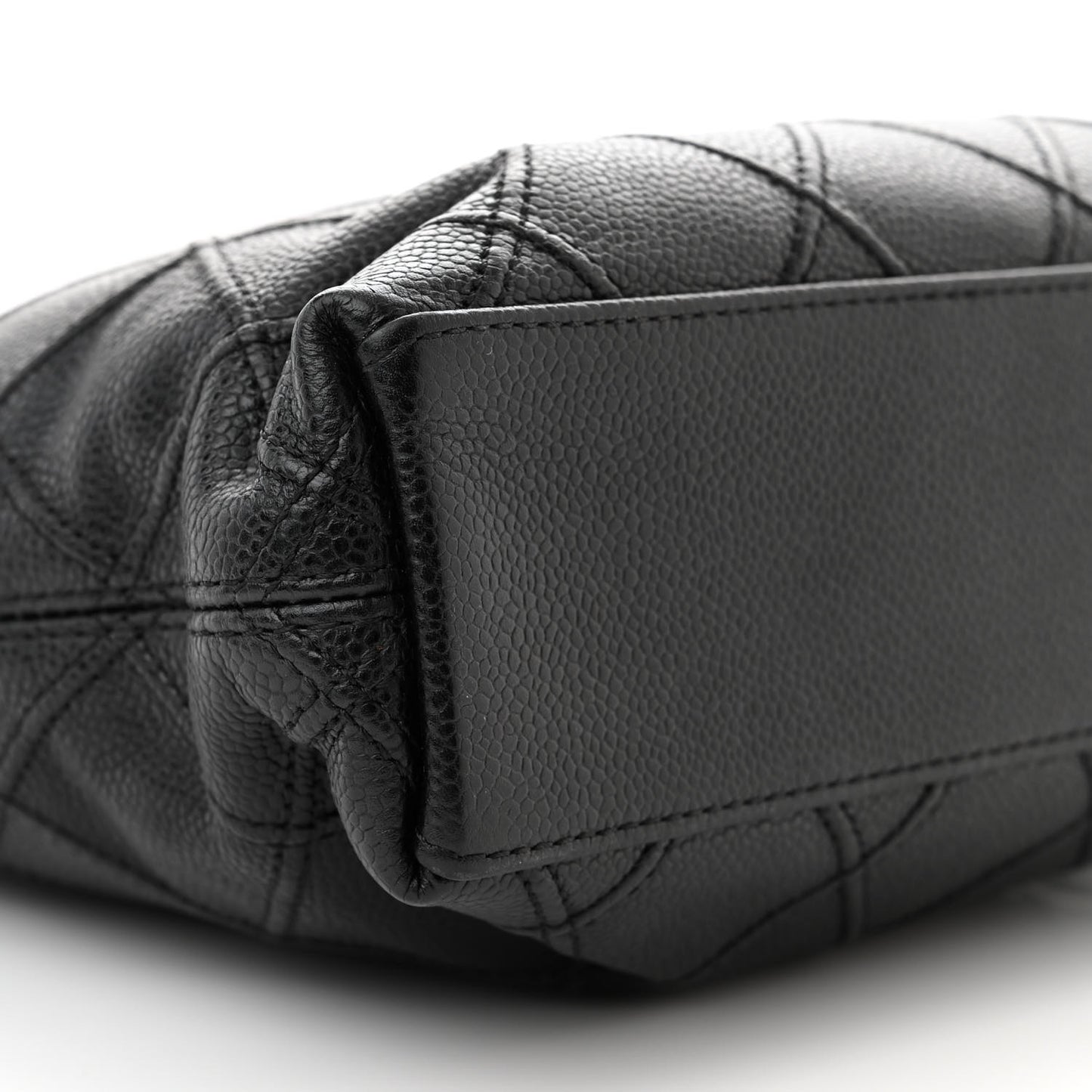 Caviar Diamond Embossed Shoulder Bag Black