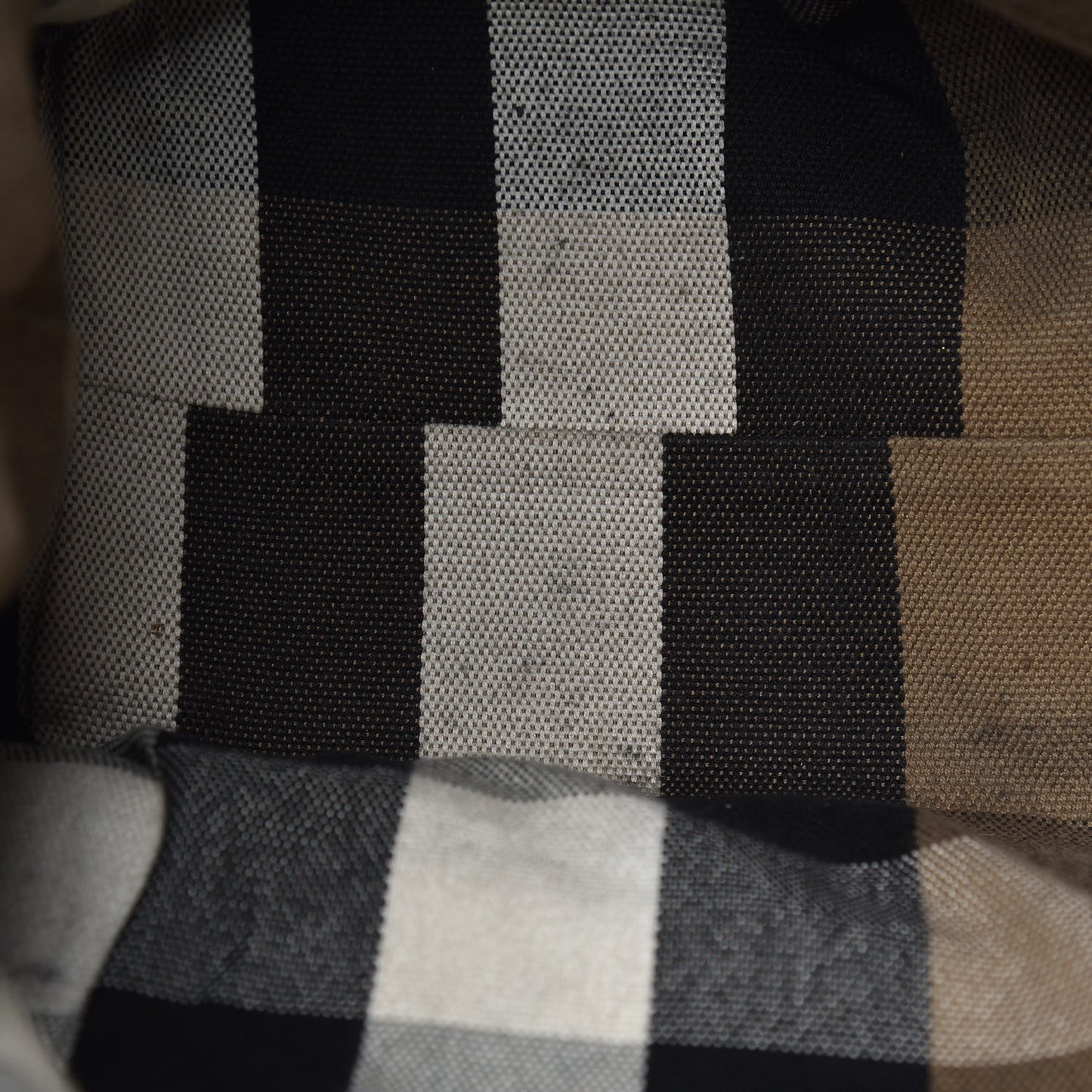Grainy Calfskin House Check Medium Maidstone Black