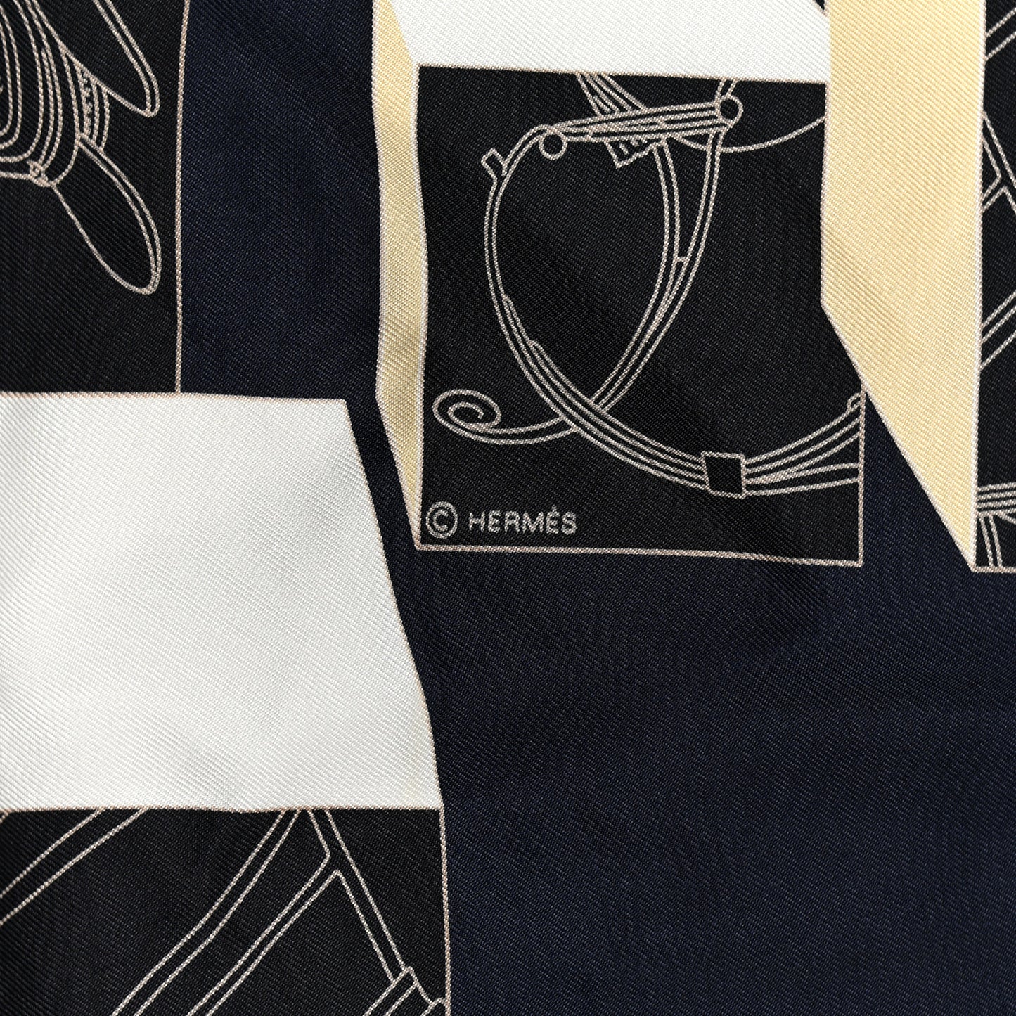 Silk Springs Springs Scarf 90 Bleu Black Beige White