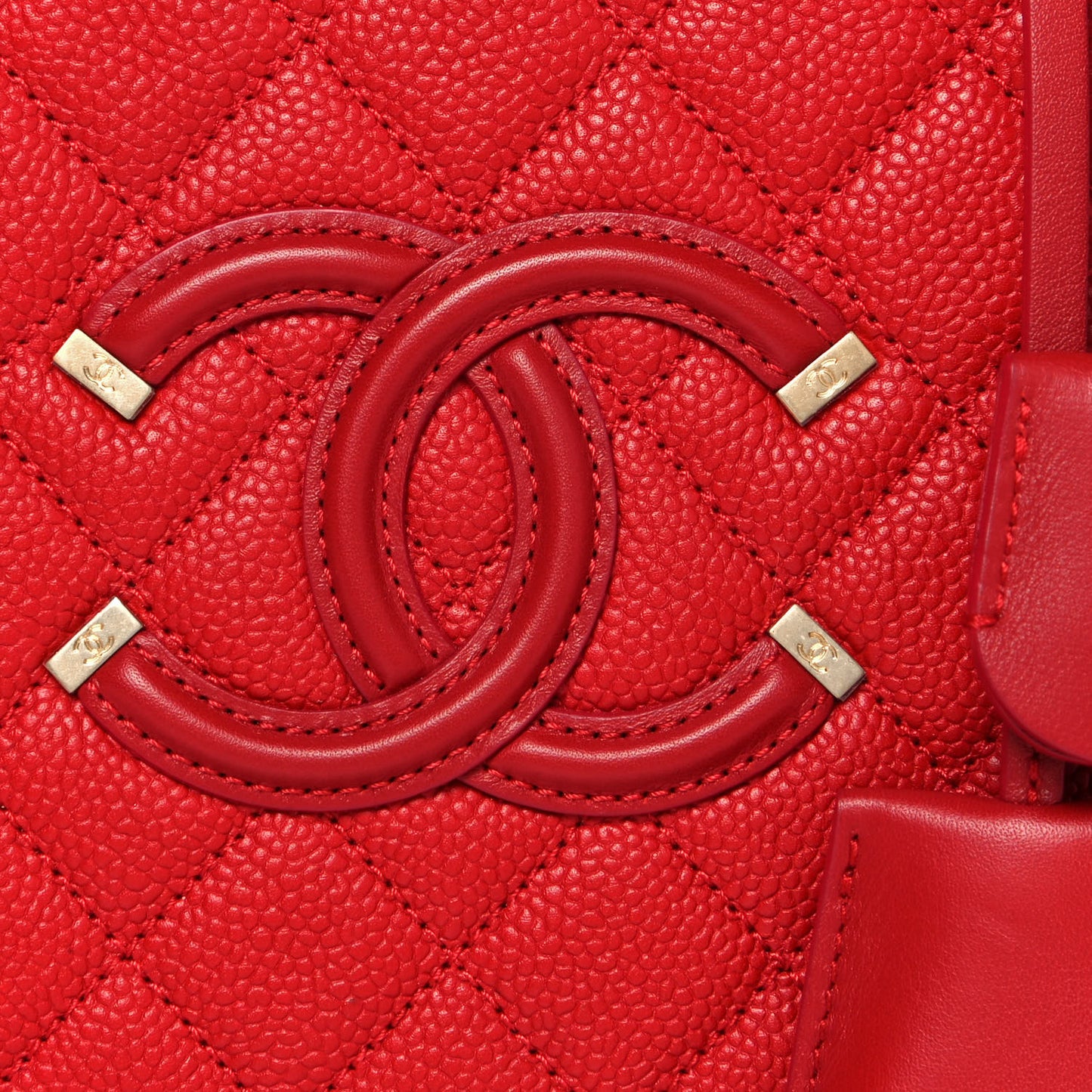 Caviar Quilted Medium CC Filigree Vanity Case Red
