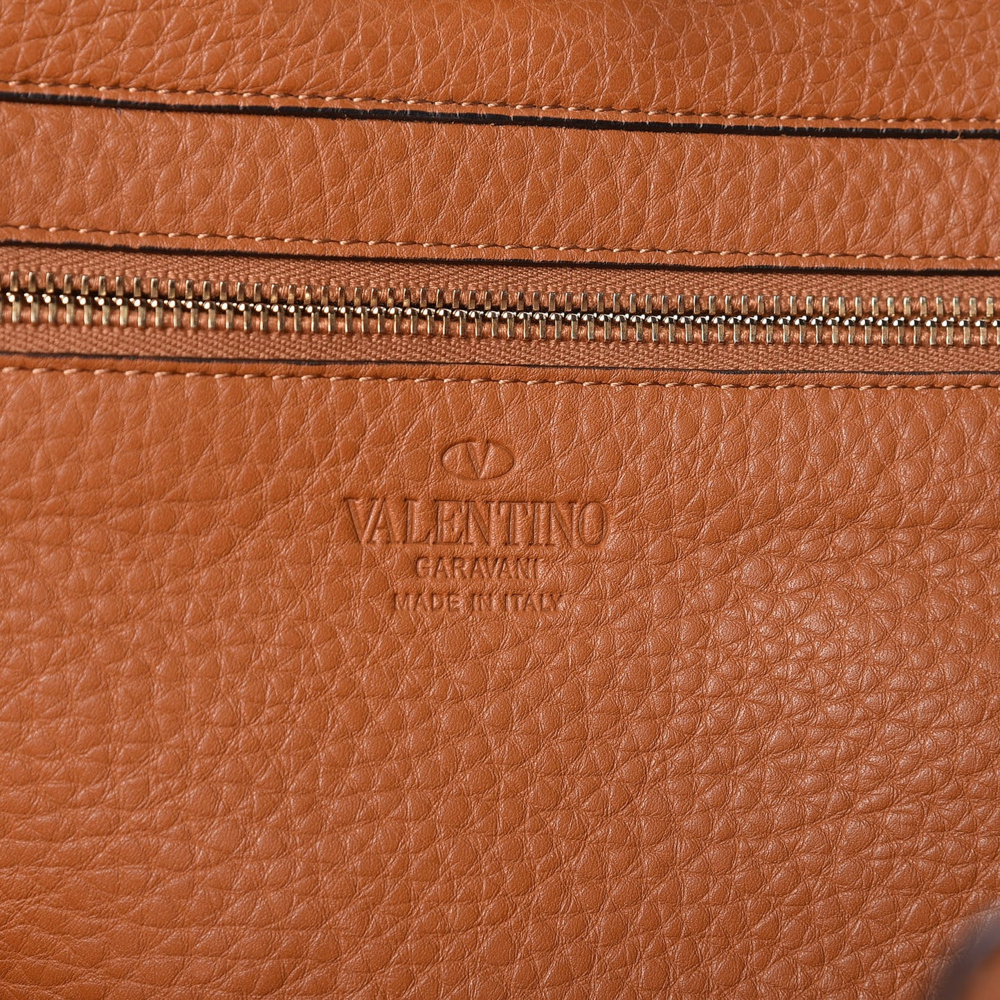 Pebbled Calfskin Medium Rockstud Tote Light Cuir