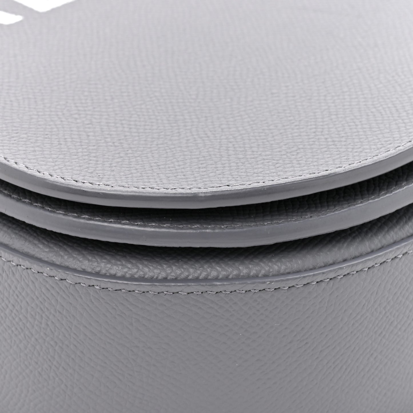 Signature Grained Calfskin Logo S Ville Day Bag Gris Perle Fonce White
