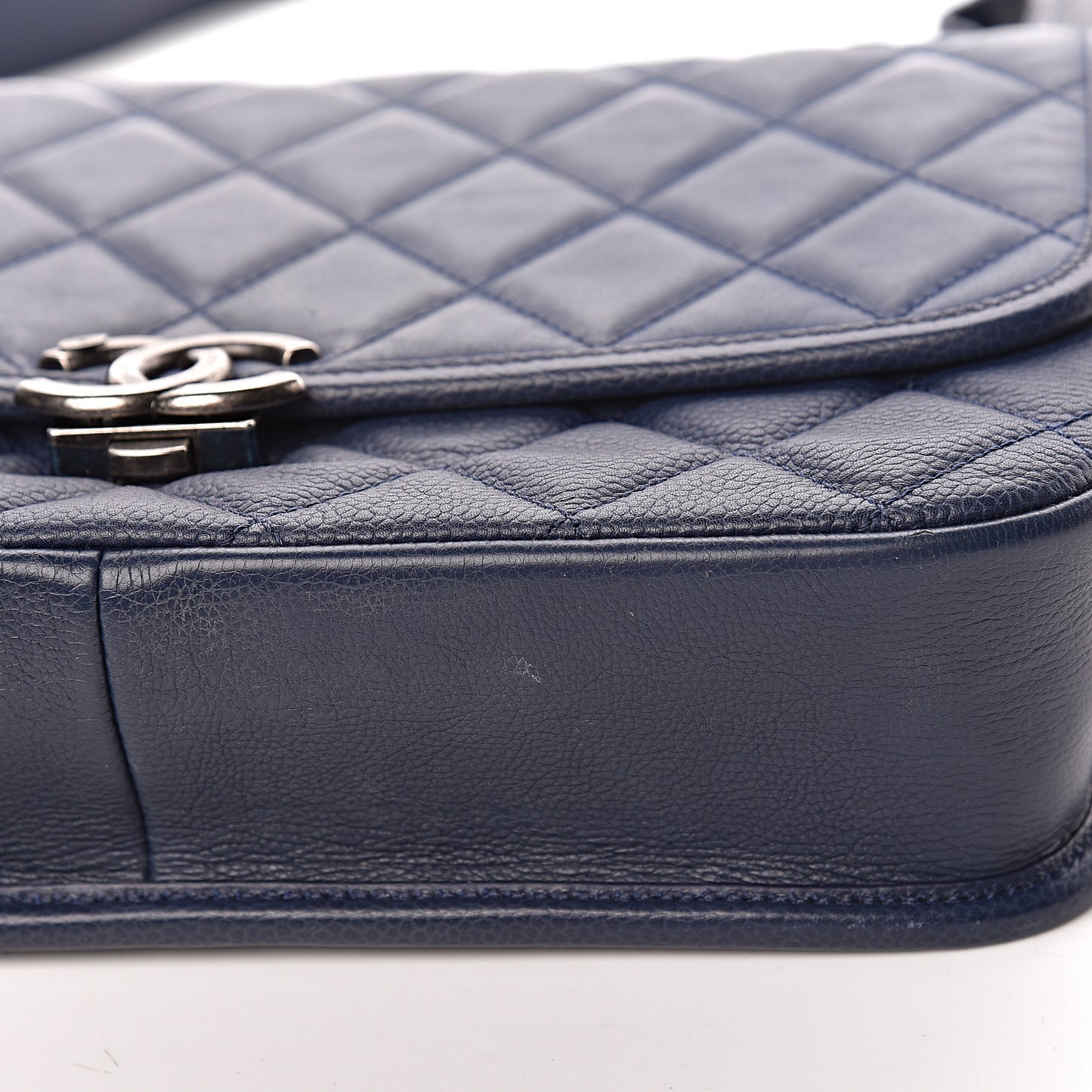 Caviar Iridescent Calfskin Quilted Medium Daily Carry Messenger Navy