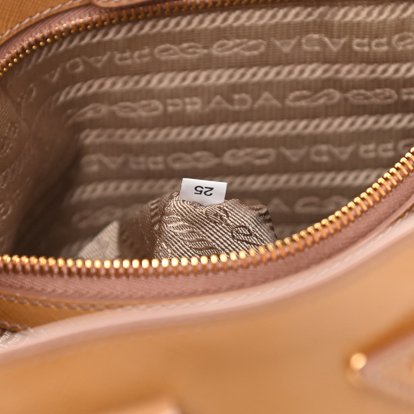 Saffiano Vernice Medium Galleria Double Zip Tote Cammeo