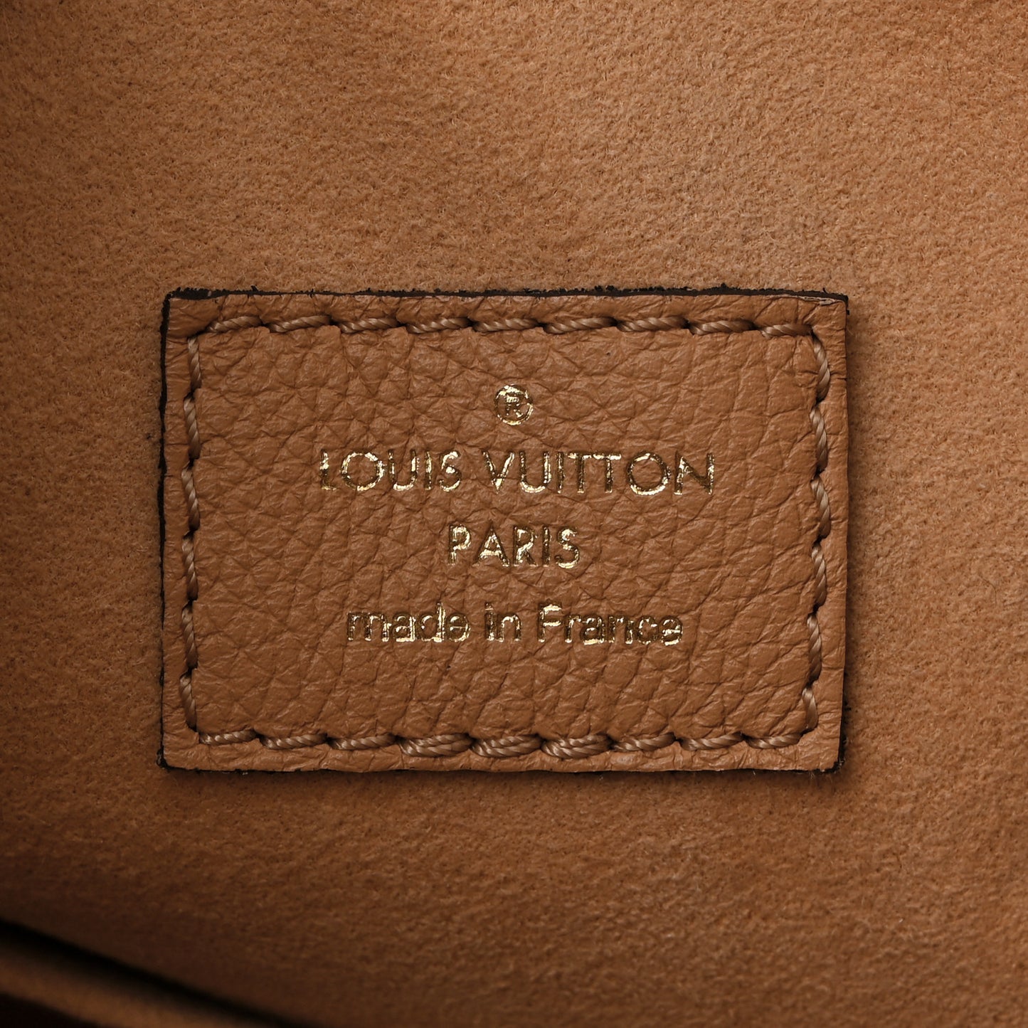 Calfskin Lockme Bucket MM Arizona Beige