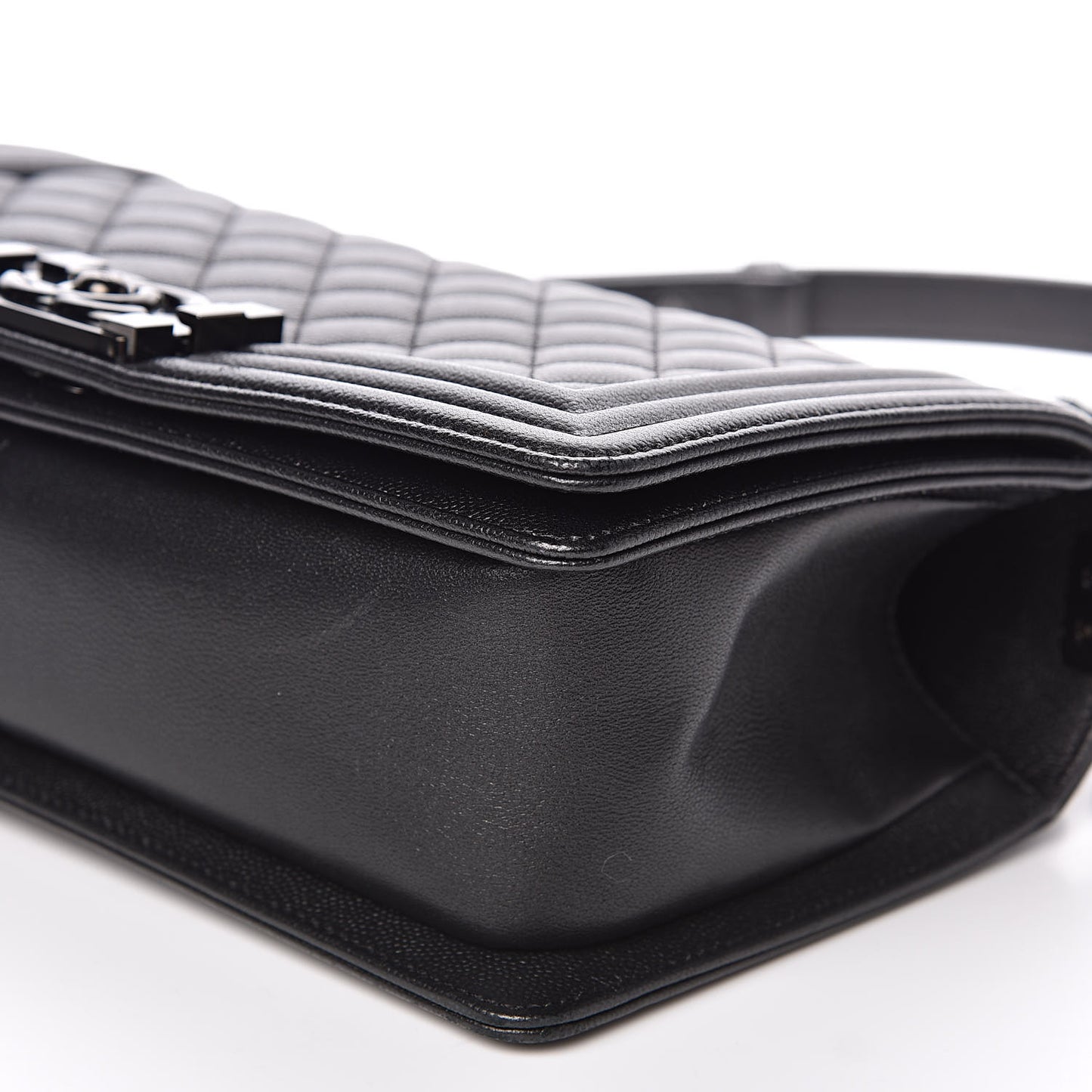 Caviar Quilted Medium Boy Flap So Black