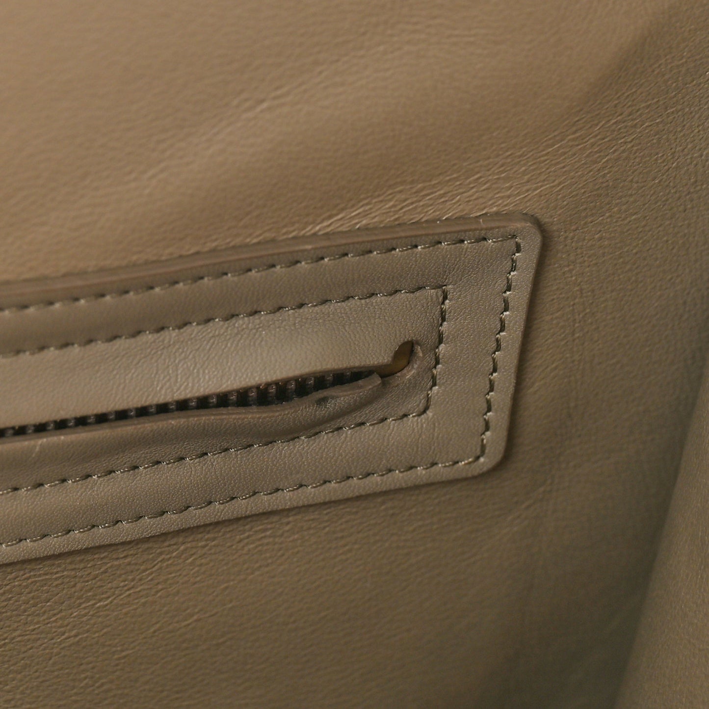 Crocodile Embossed Nubuck Medium Phantom Luggage Beige