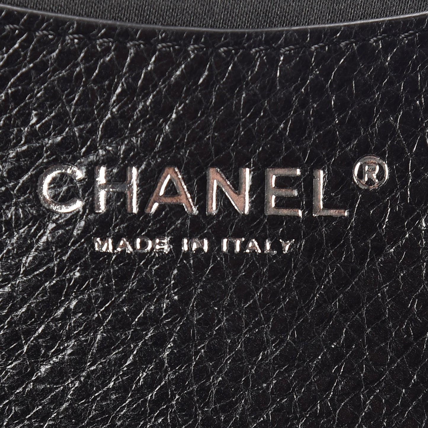 Glazed Calfskin Stitched On The Road Flap Black