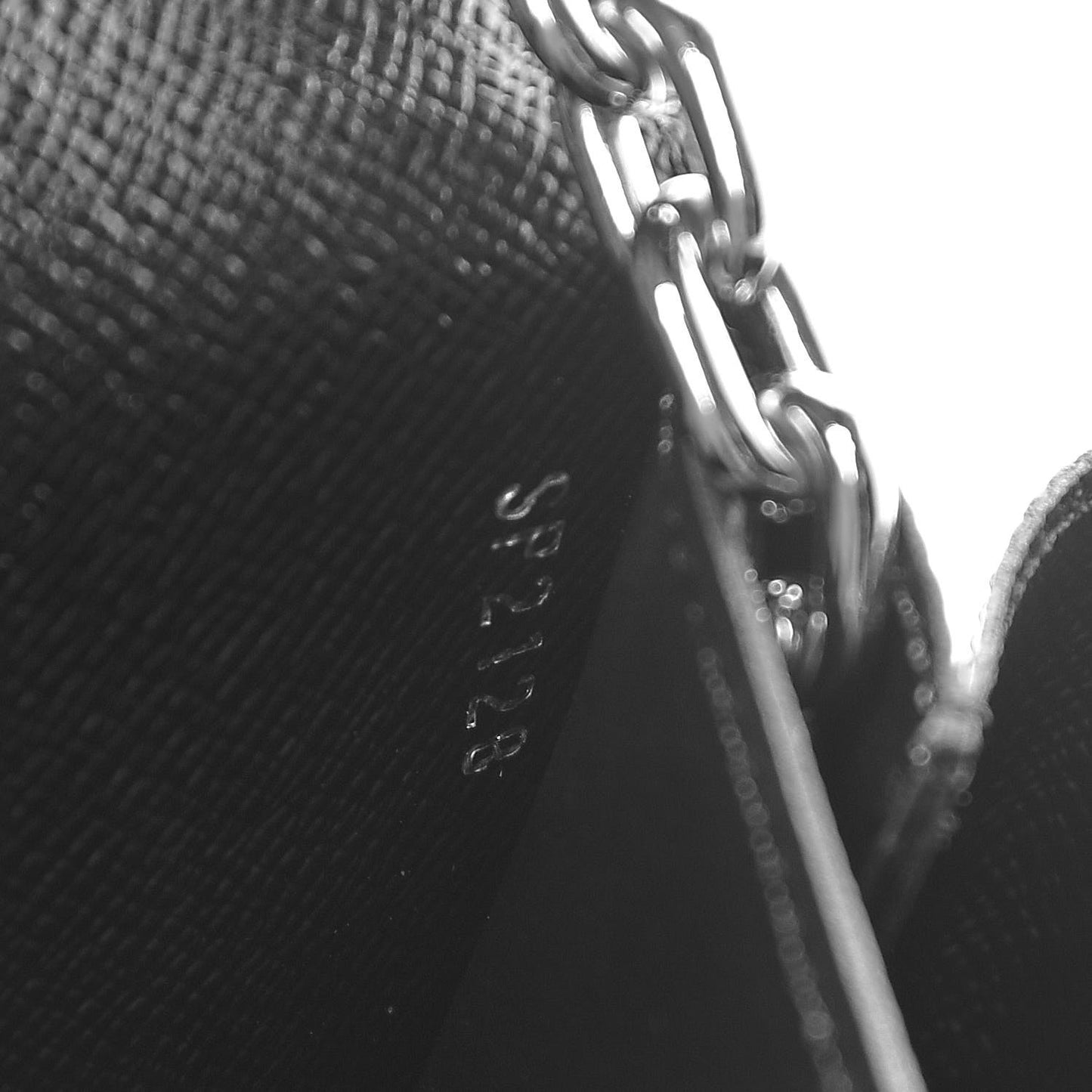 Epi Twist Chain Wallet Black