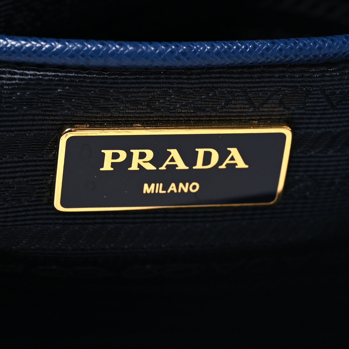 Saffiano Lux Medium Bi-Color Tote Bluette Turchese