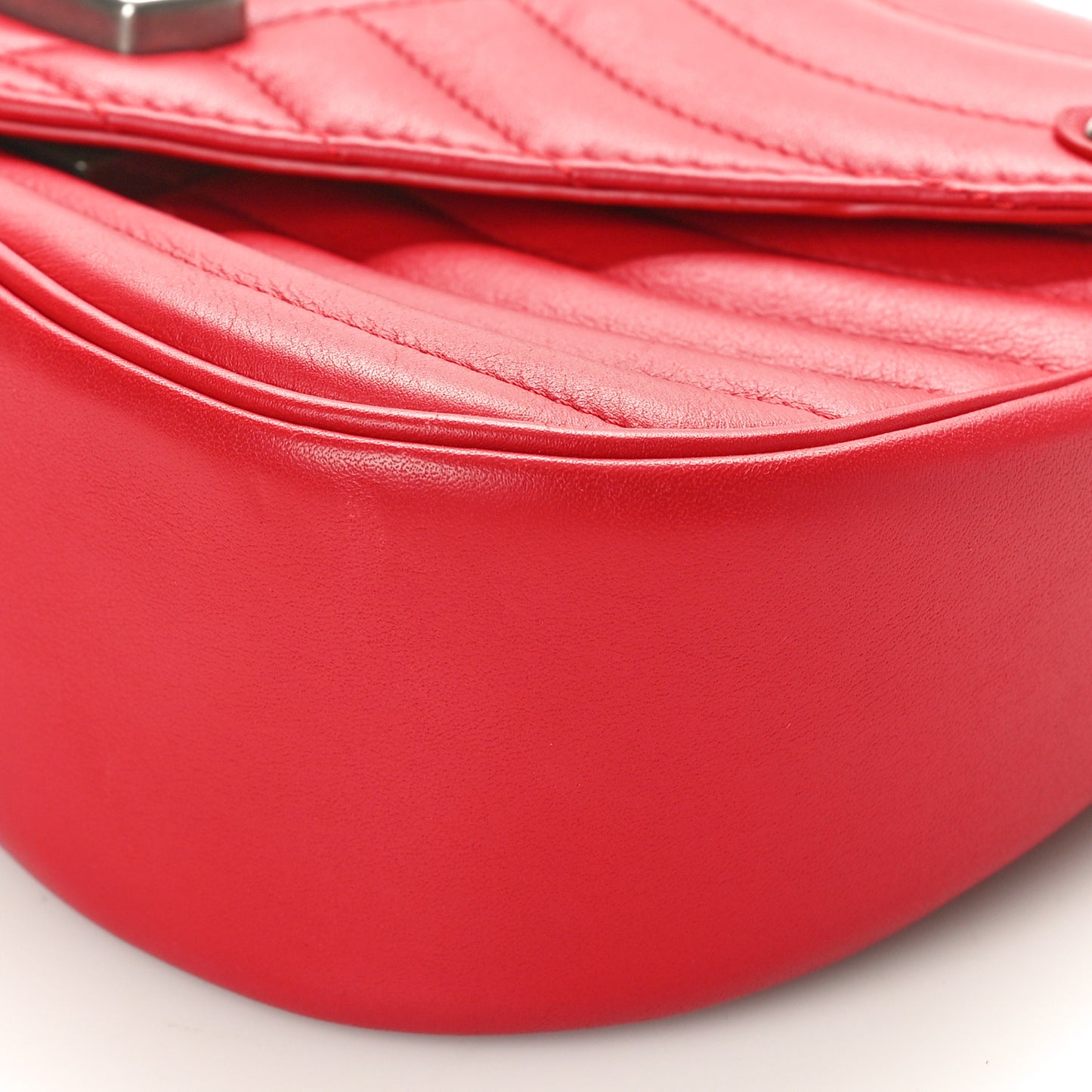 Calfskin New Wave Chain MM Ecarlate