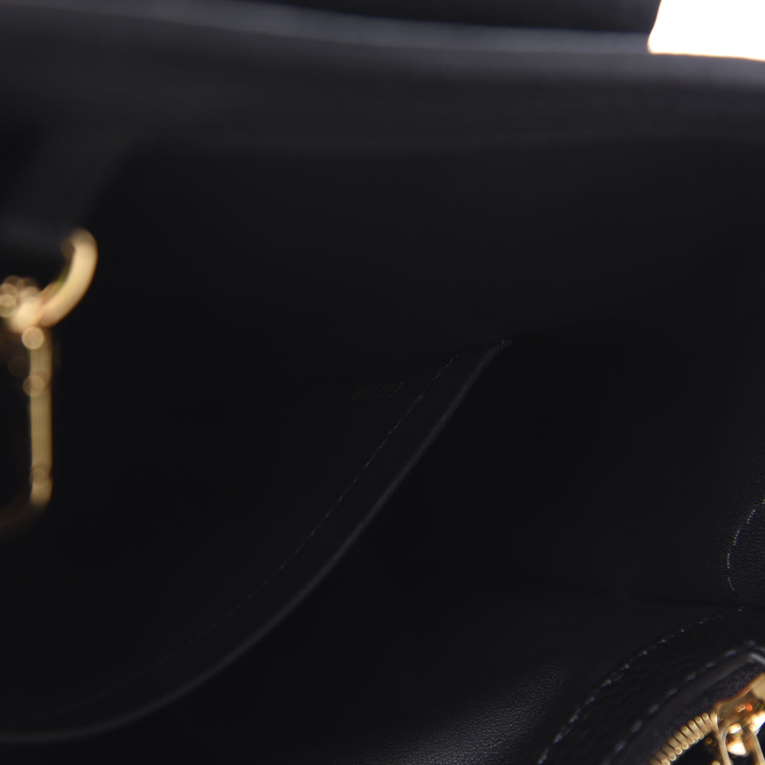 Louis Vuitton Taurillon Lambskin Capucines MM Black 7 of 11