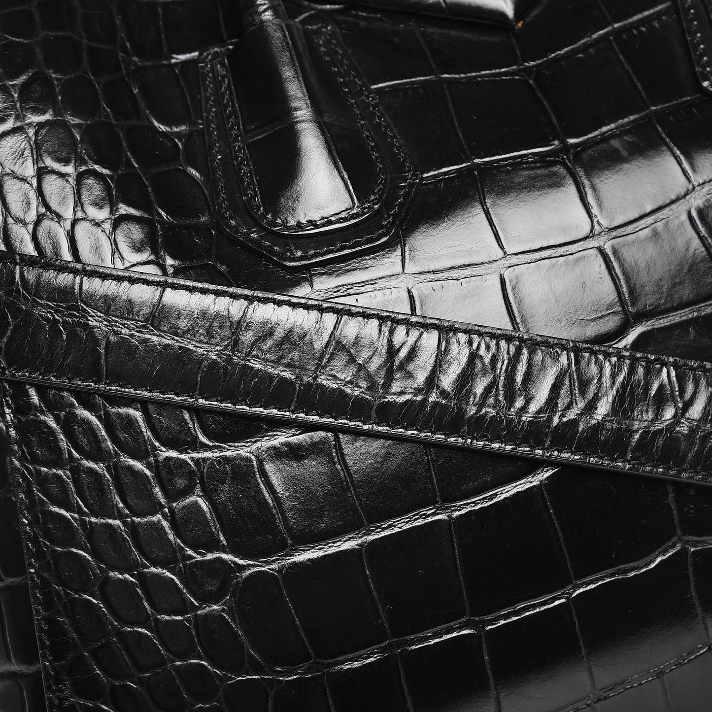 Calfskin Crocodile Embossed Medium Antigona Black