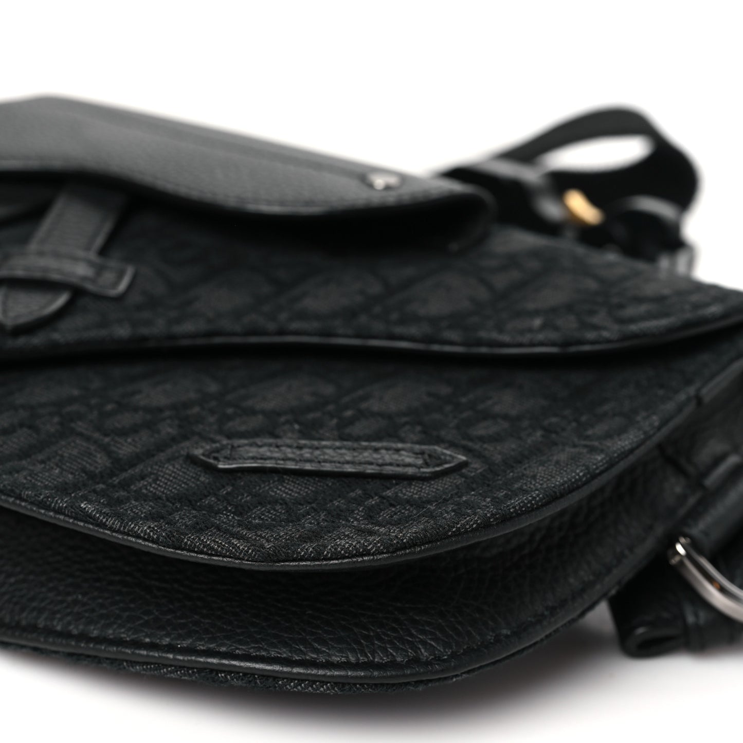 Oblique Saddle Messenger Pouch Black