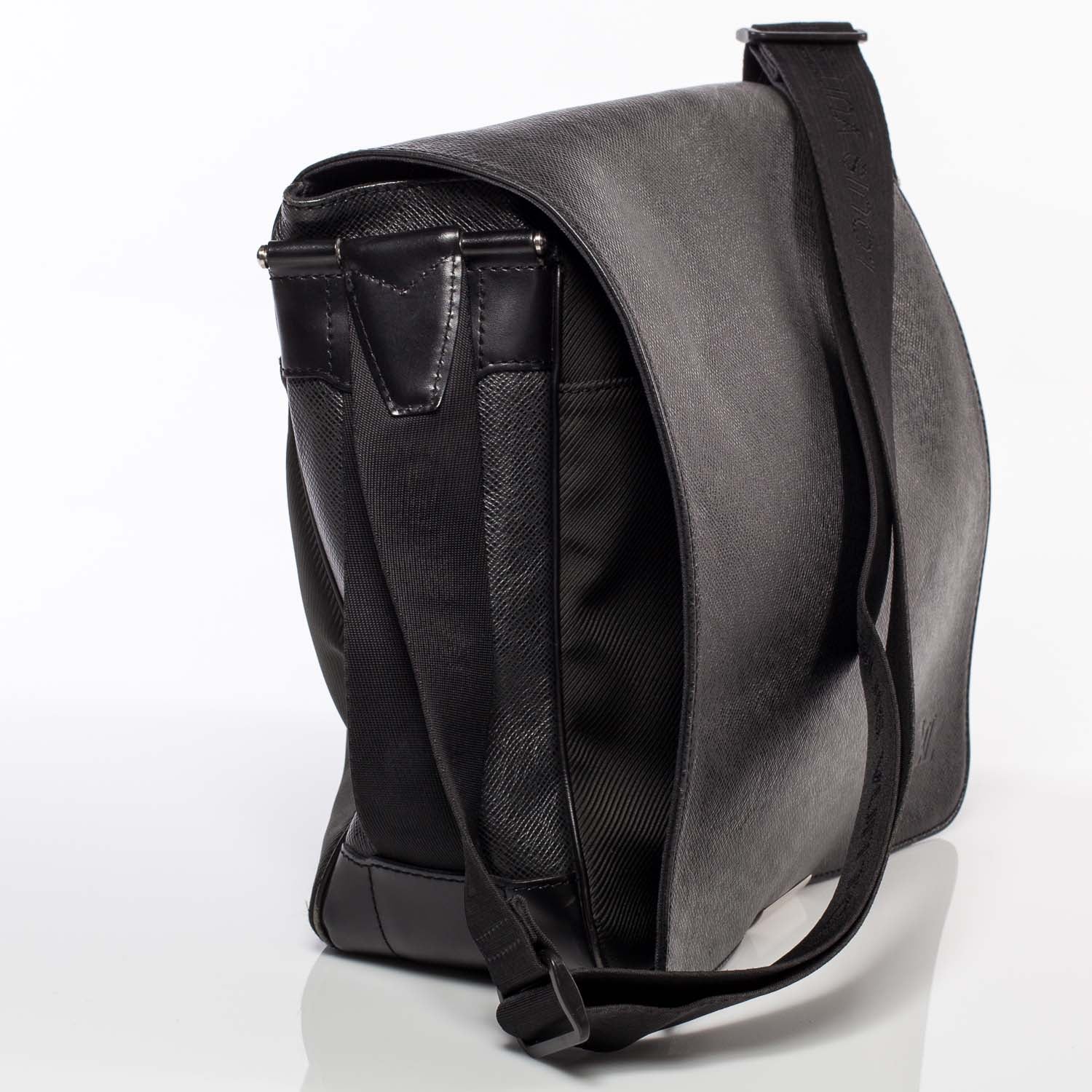 Louis Vuitton Taiga Viktor Messenger Bag 4 of 9