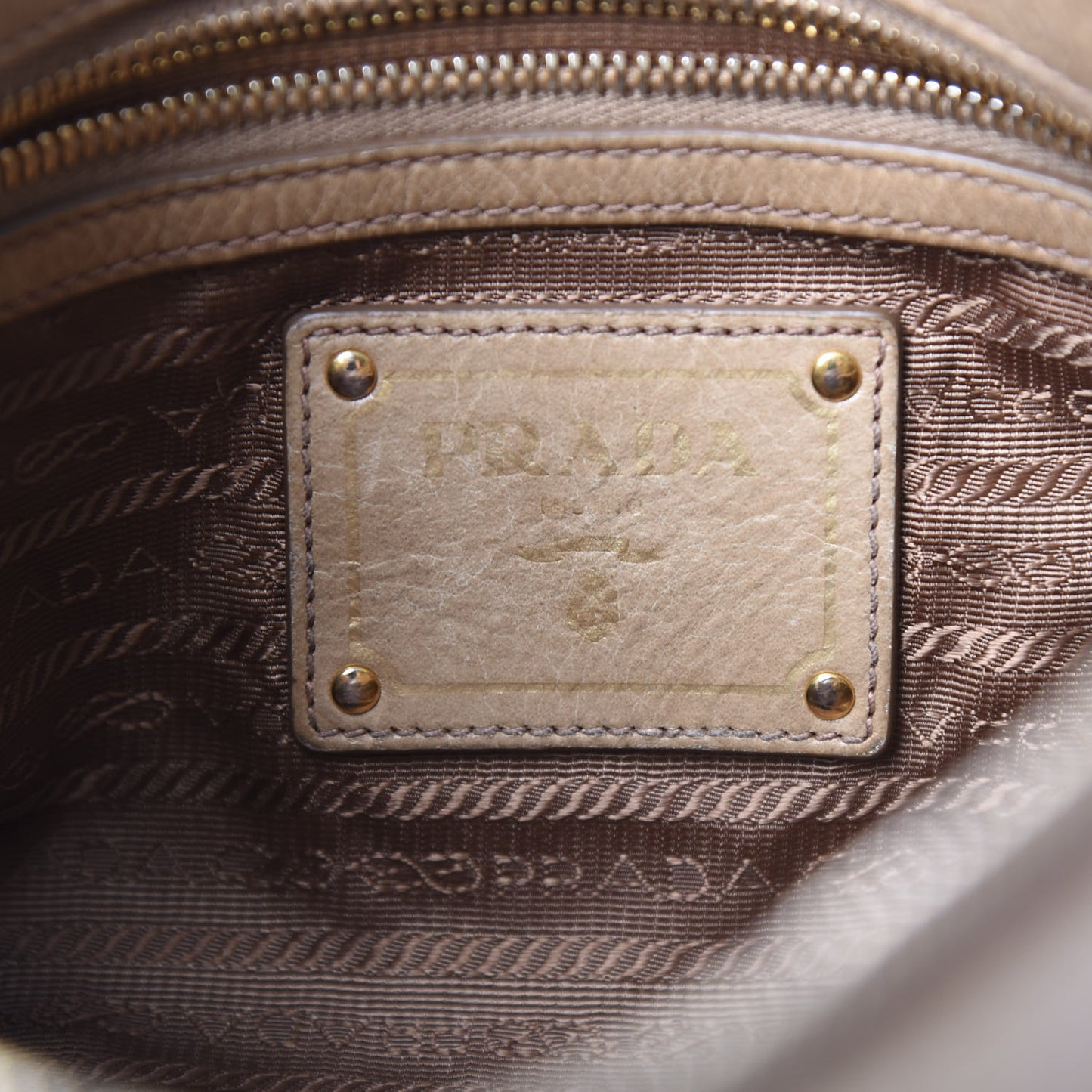 Vitello Shine Shoulder Bag Cammeo