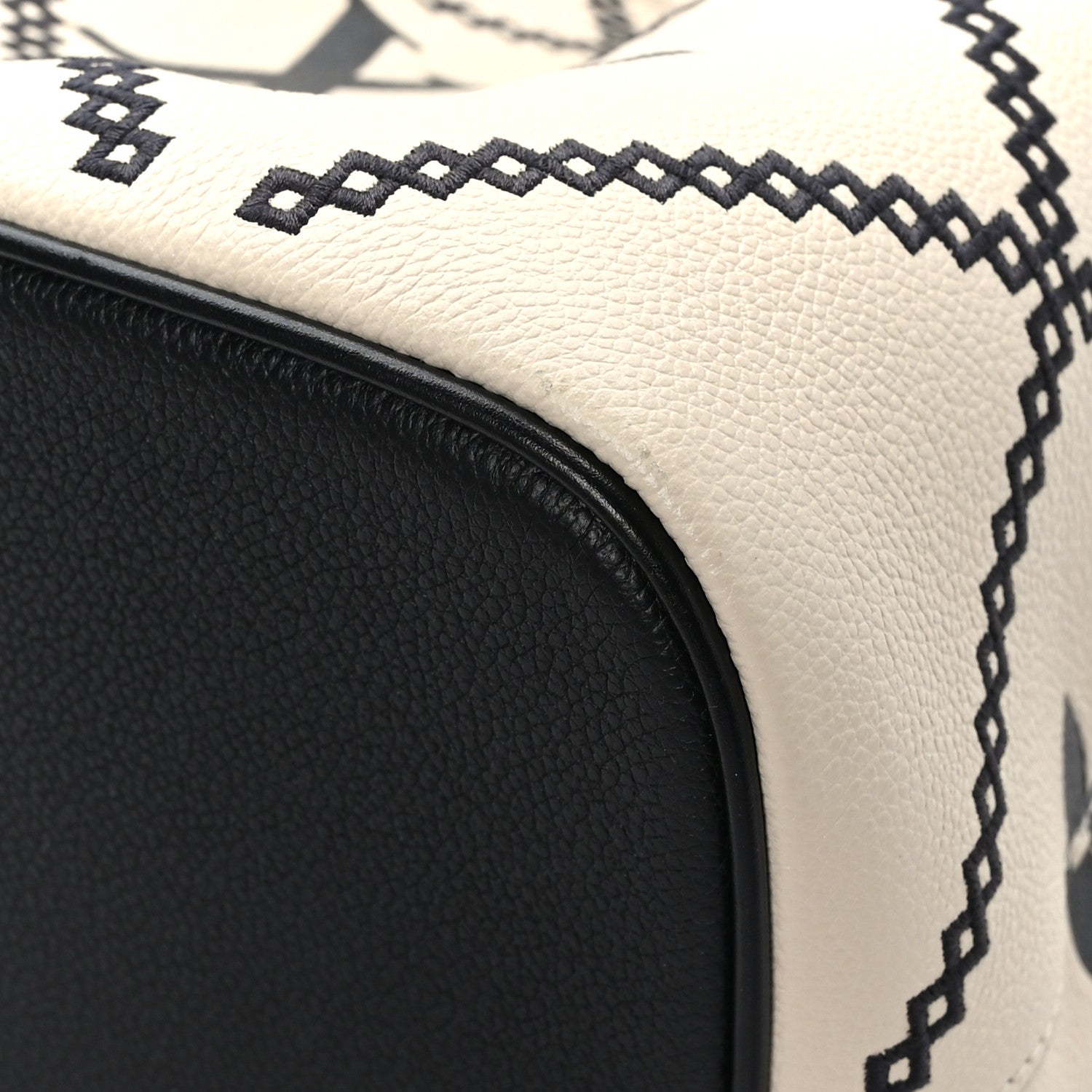 Louis Vuitton Empreinte Monogram Giant Broderies Neonoe MM Cream Black 7 of 9