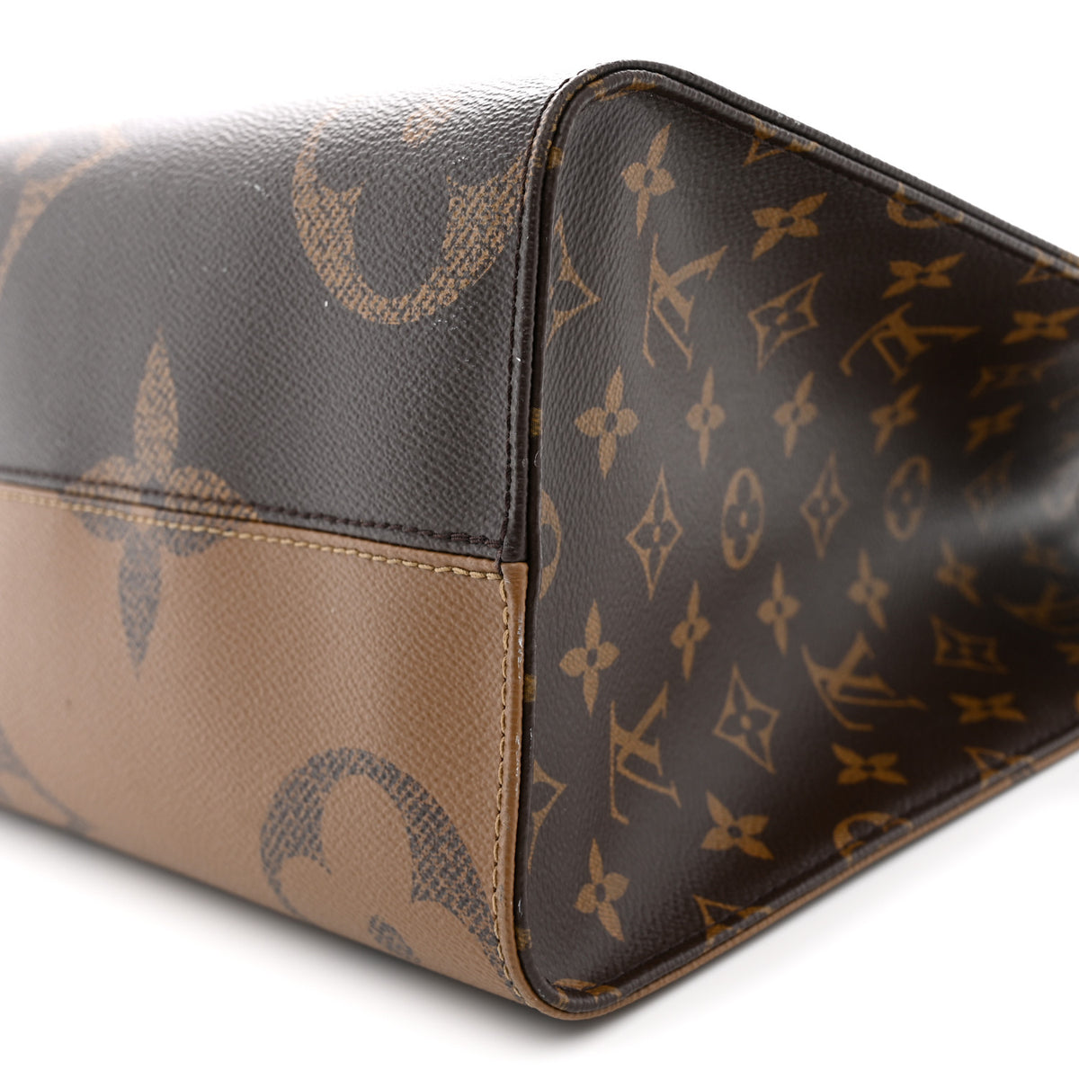 Reverse Monogram Giant Onthego MM