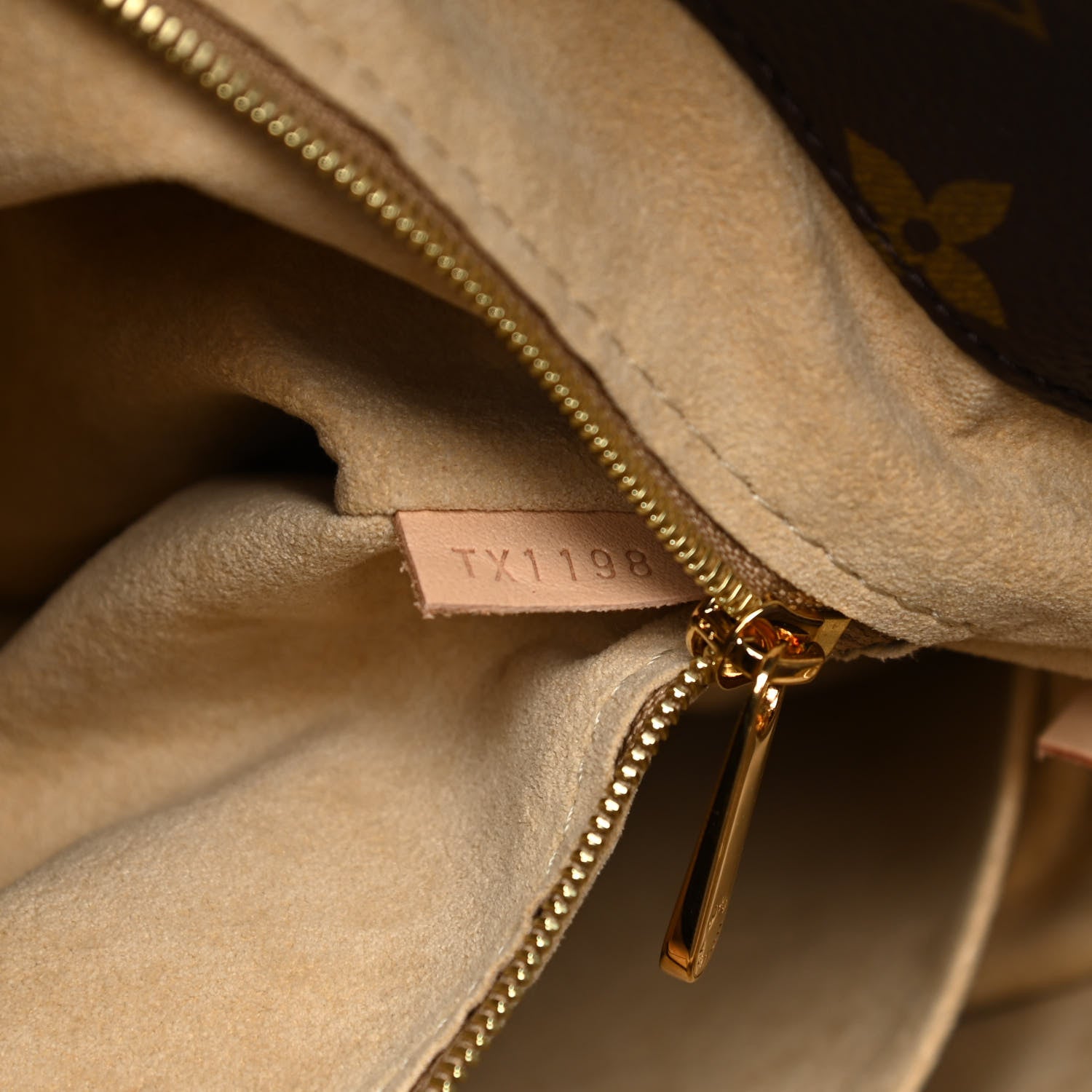 Louis Vuitton Monogram Artsy MM 8 of 12
