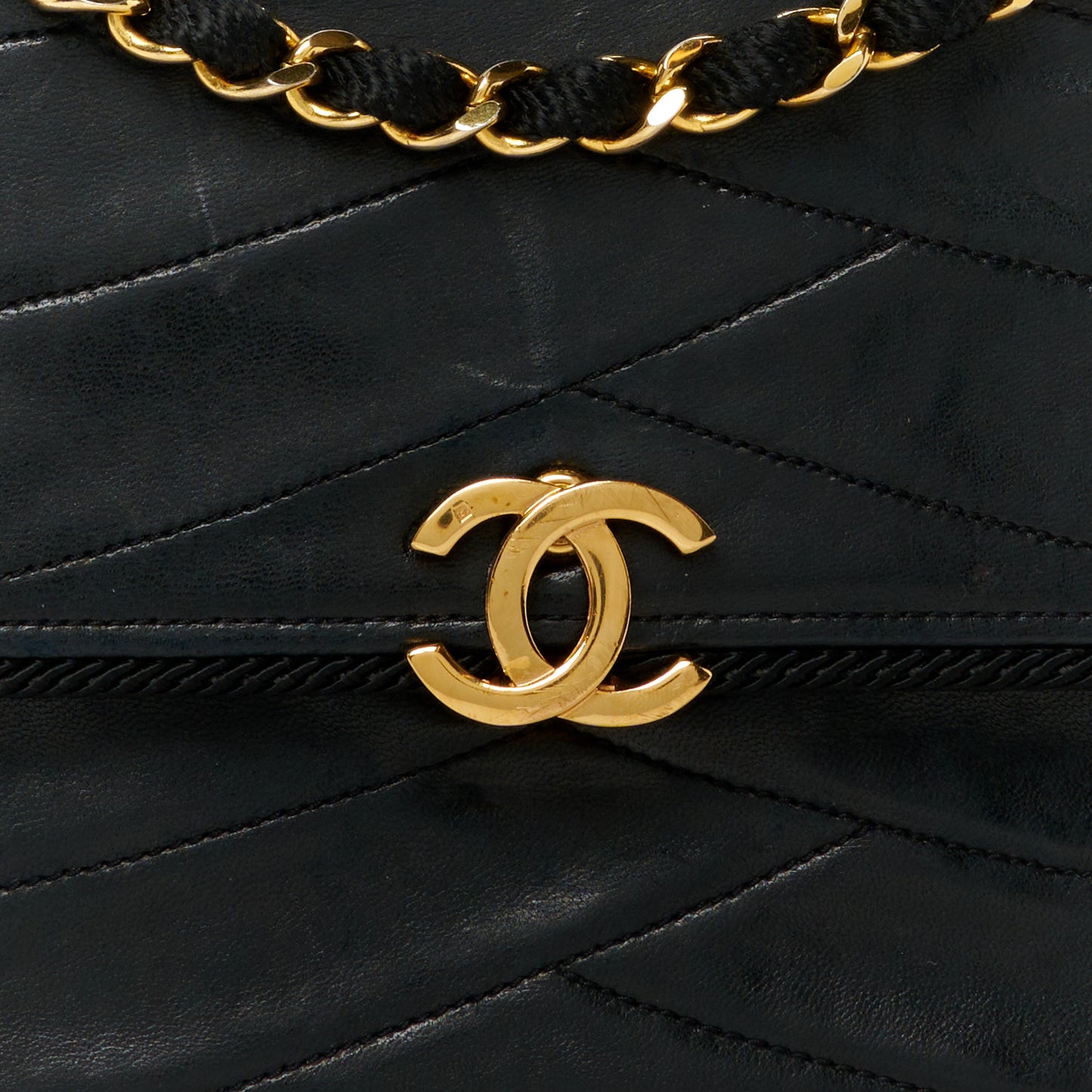 Lambskin Scallop Quilted Single Flap Black
