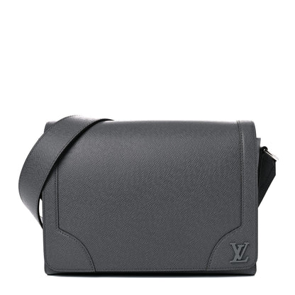 Louis Vuitton Taiga New Flap Messenger Gris 1 of 13