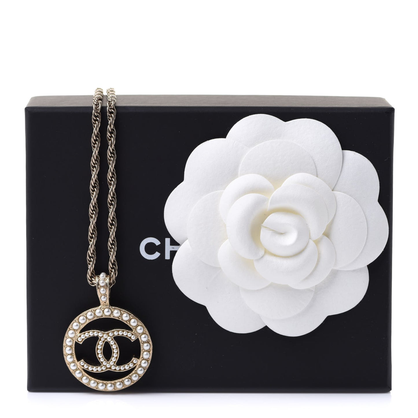 Pearl CC Round Pendant Necklace Gold