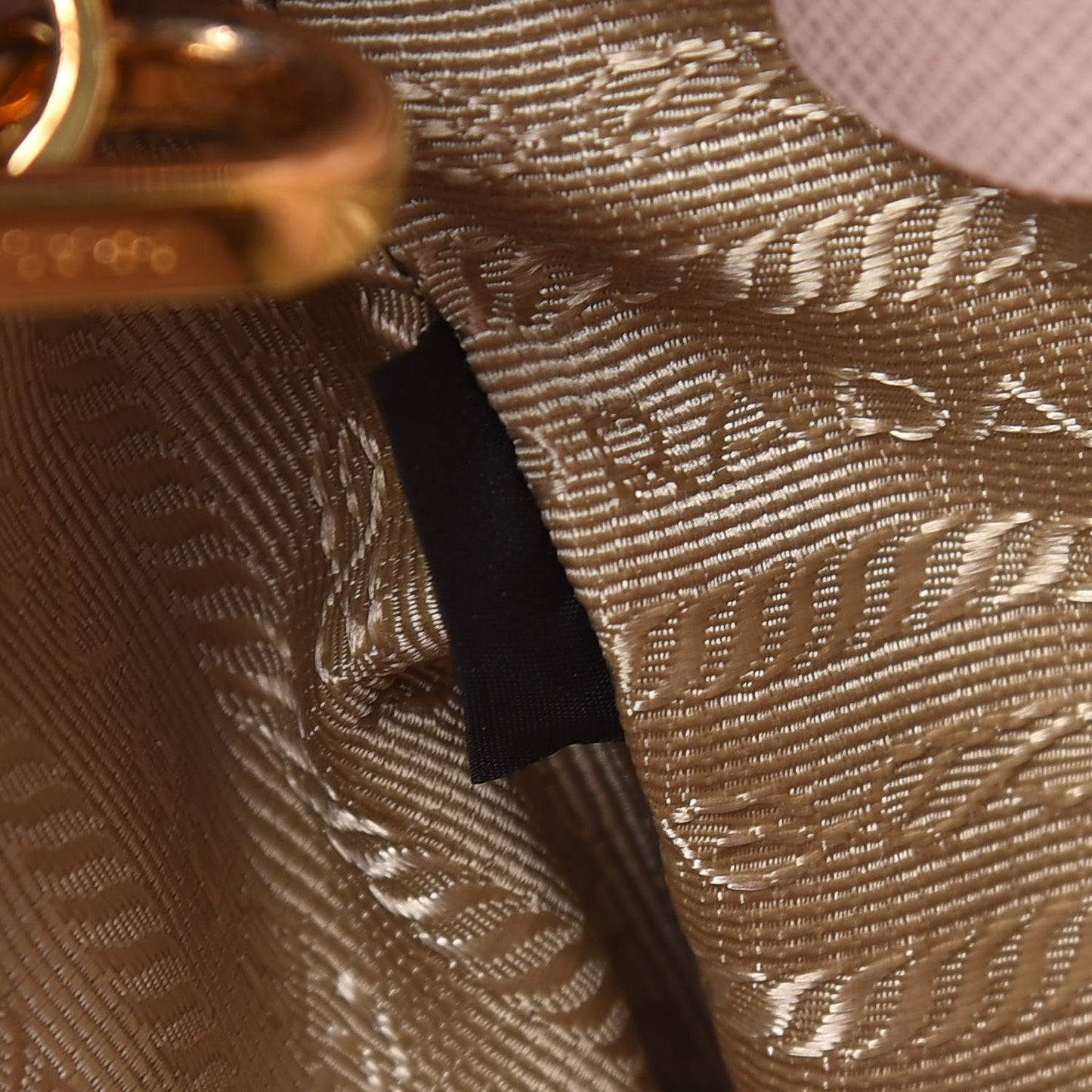 Saffiano Medium Galleria Double Zip Tote Cammeo