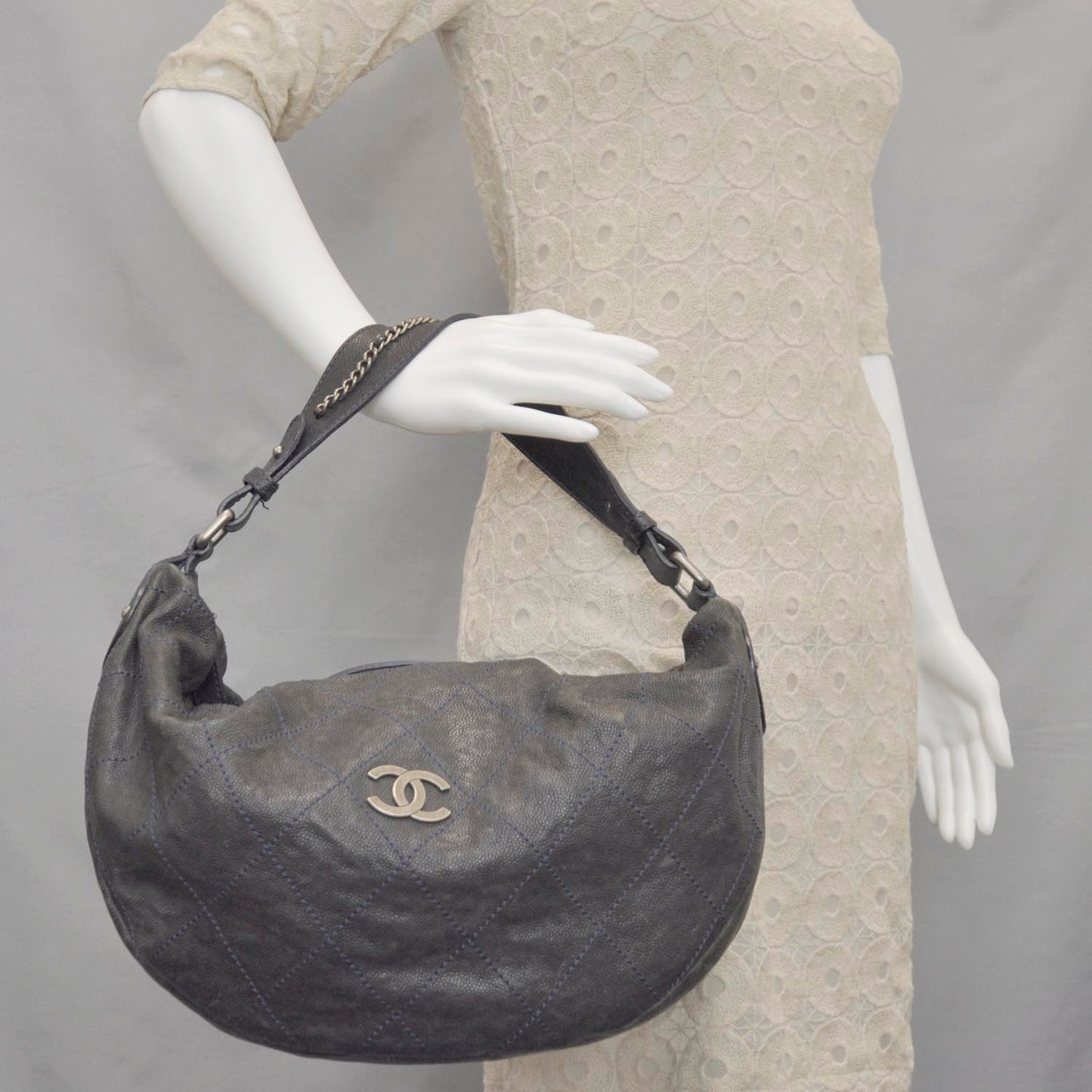 Caviar Outdoor Ligne Hobo Bag Black