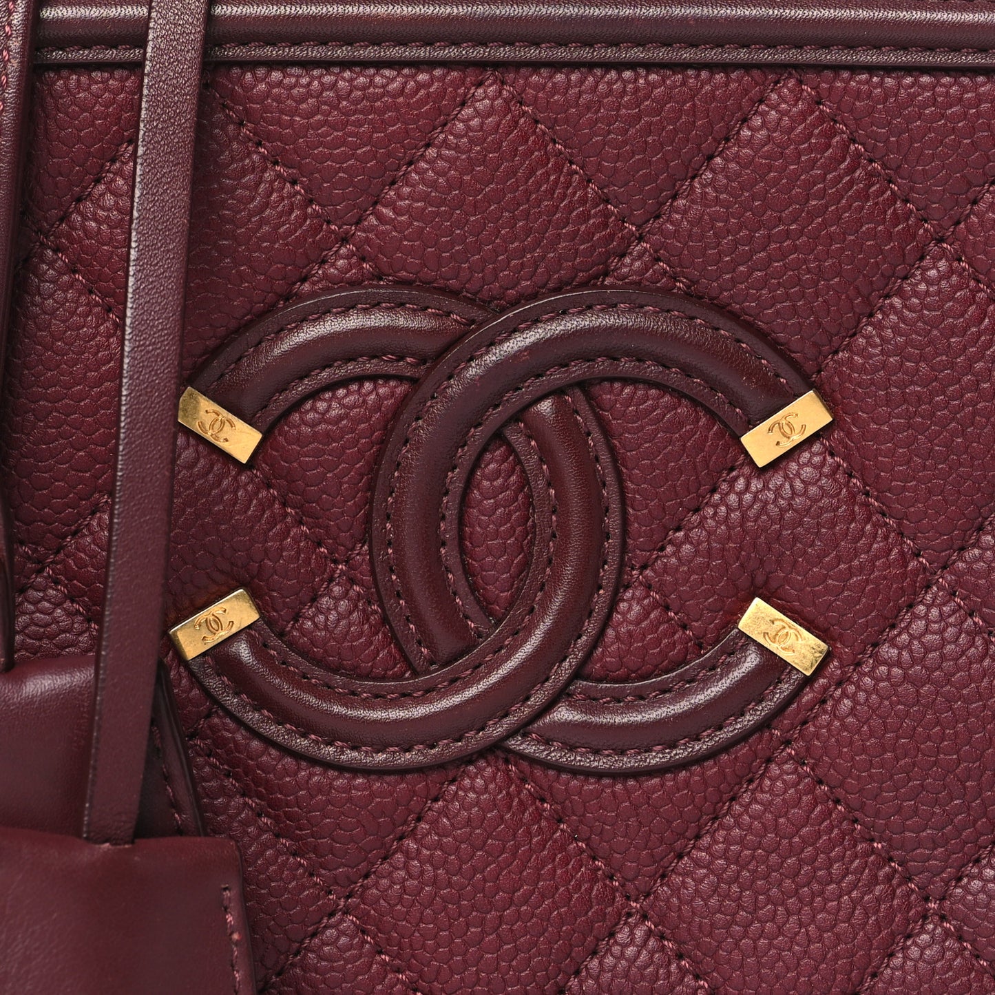Caviar Quilted Small CC Filigree Vanity Case Burgundy