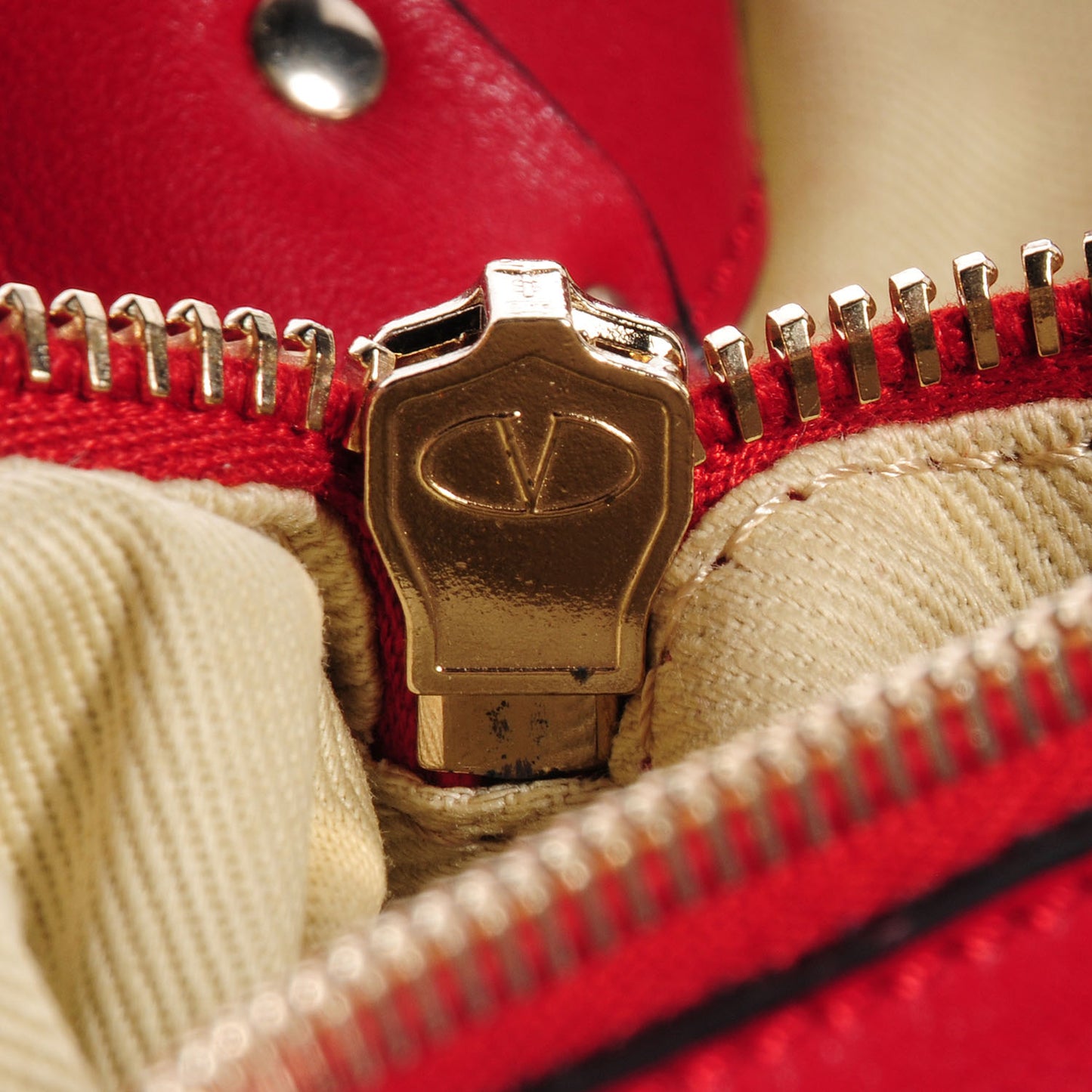 Vitello Small Rockstud Tote Cyclamin