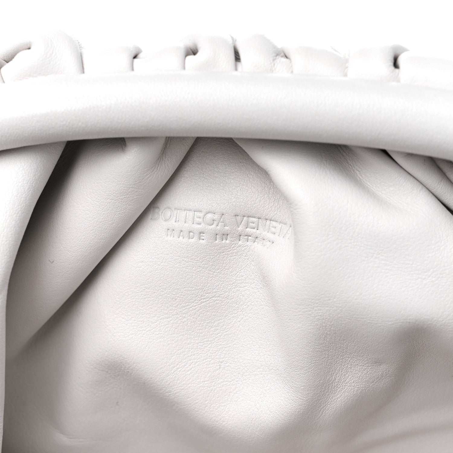 BOTTEGA VENETAミニ ホワイトラムスキン Pouch20*13cm Bottega Veneta White Calfskin Mini Pouch | myGemma | Item #120598