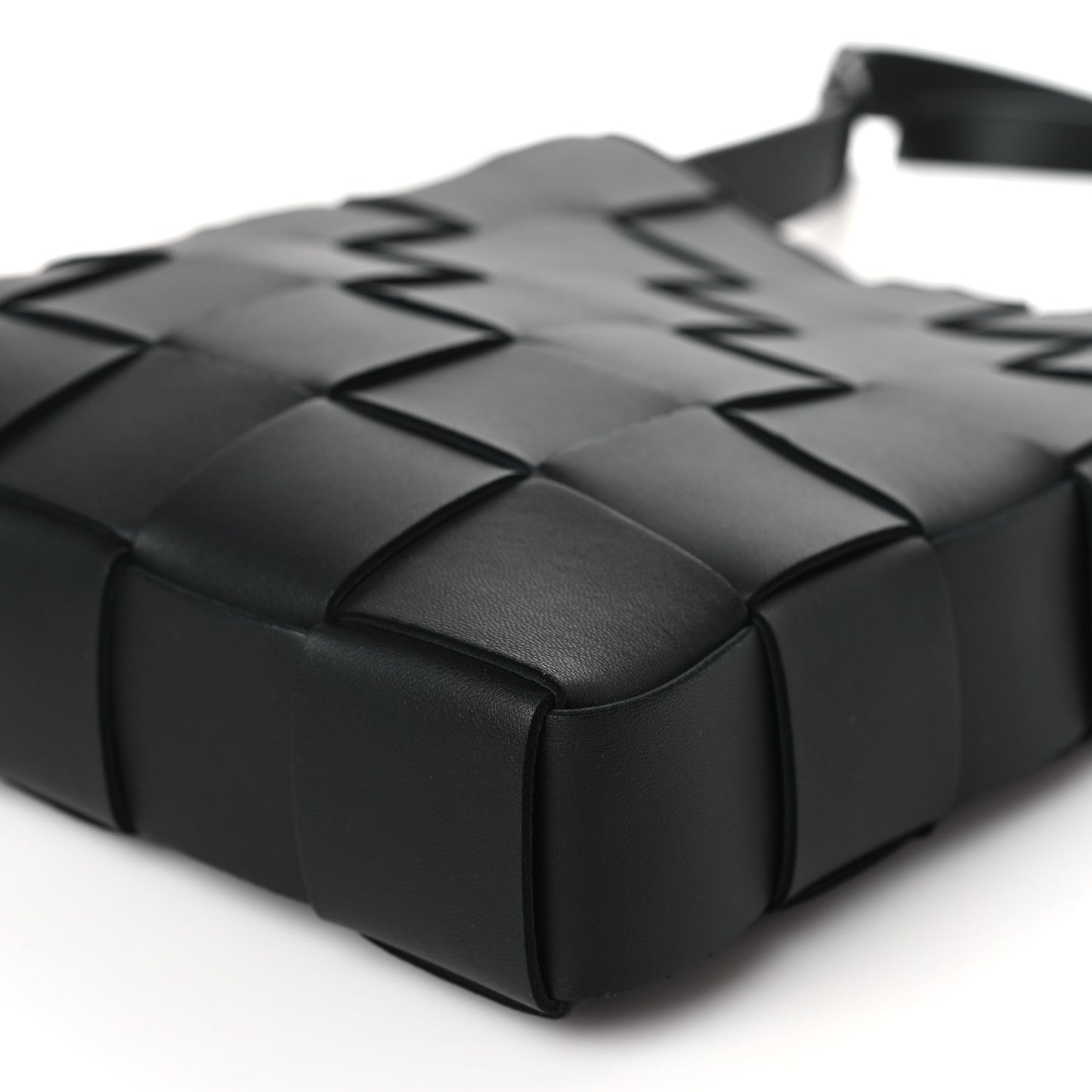 Lambskin Maxi Intrecciato Cassette Messenger Black