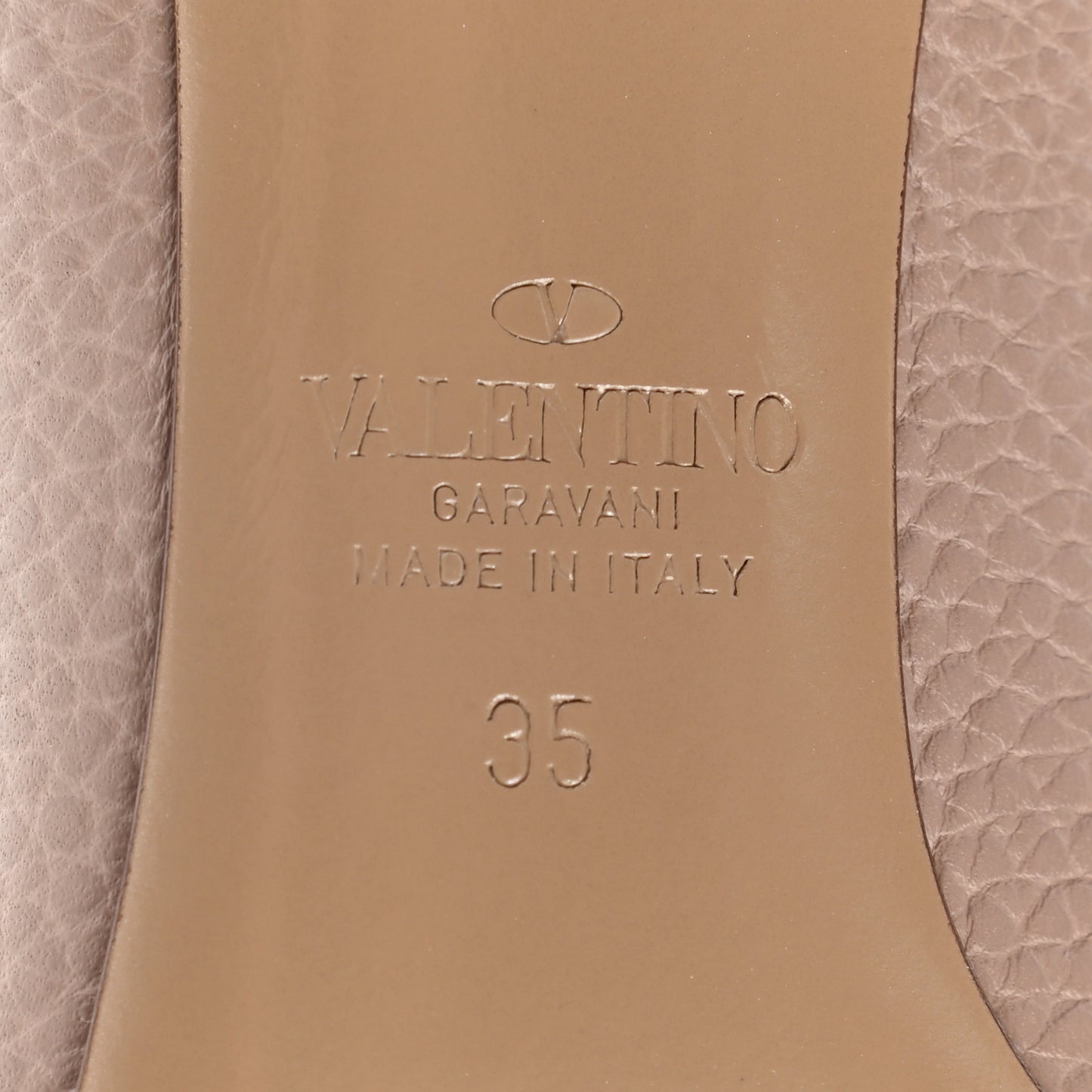 Pebbled Calfskin Rockstud 85mm Pumps 35 Poudre