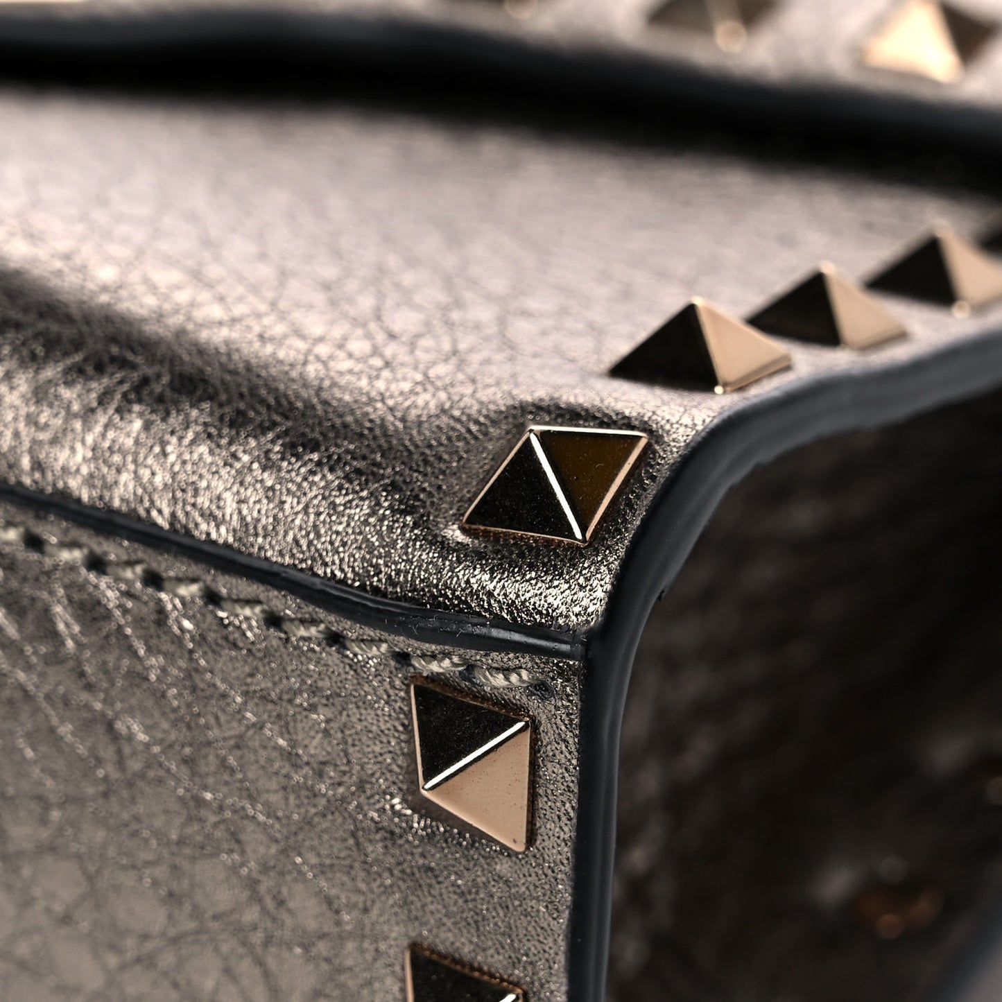 Metallic Pebbled Calfskin Medium Rockstud Flip Lock Crossbody Bag Sasso