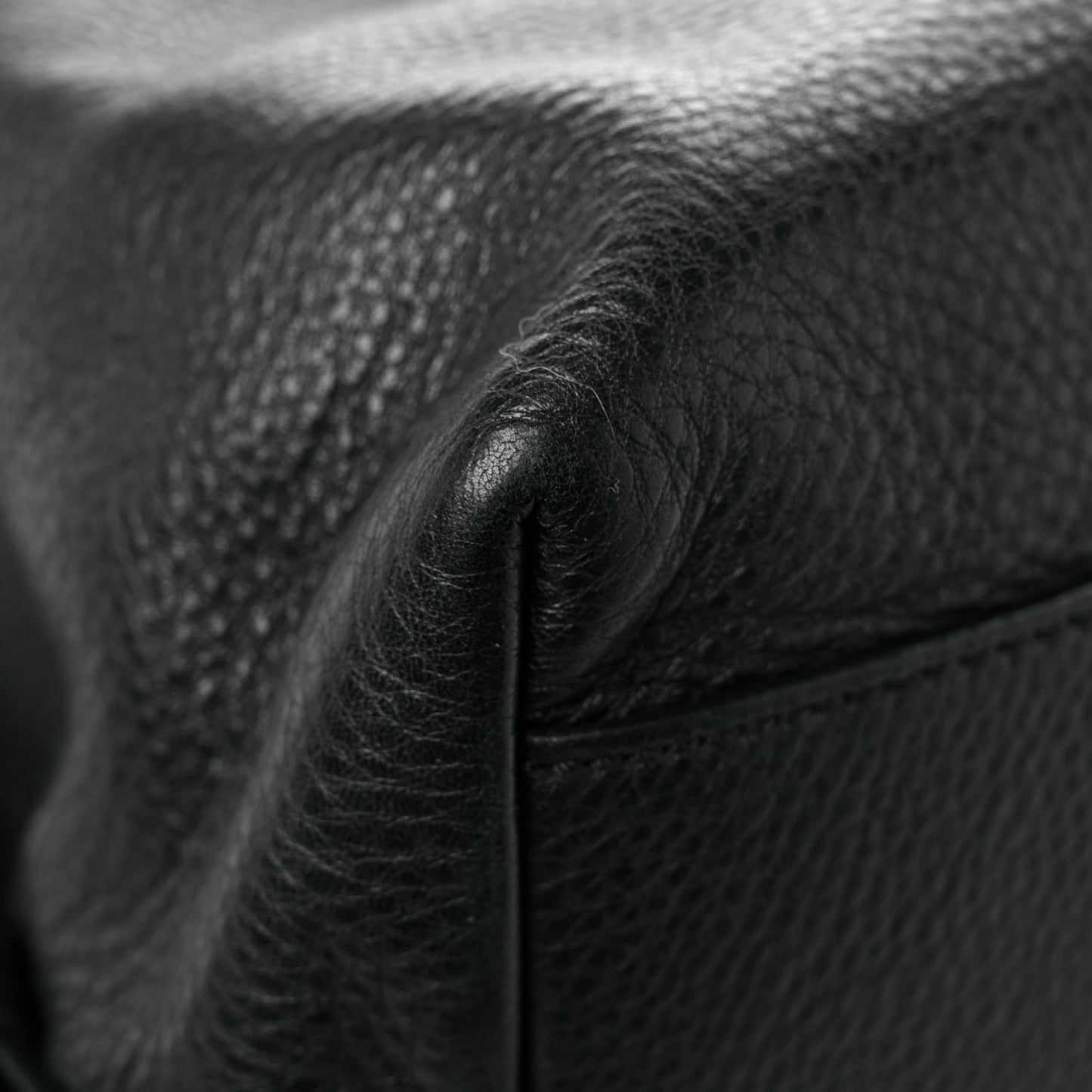 Waxy Grained Calfskin Medium Nightingale Black